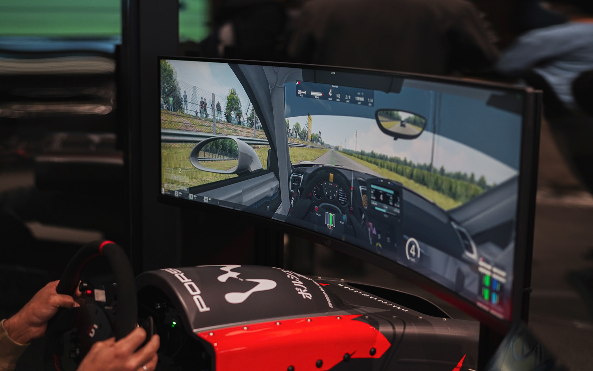 会場ではレーシングシミレーターの体験も行なえる（画像はイメージ）