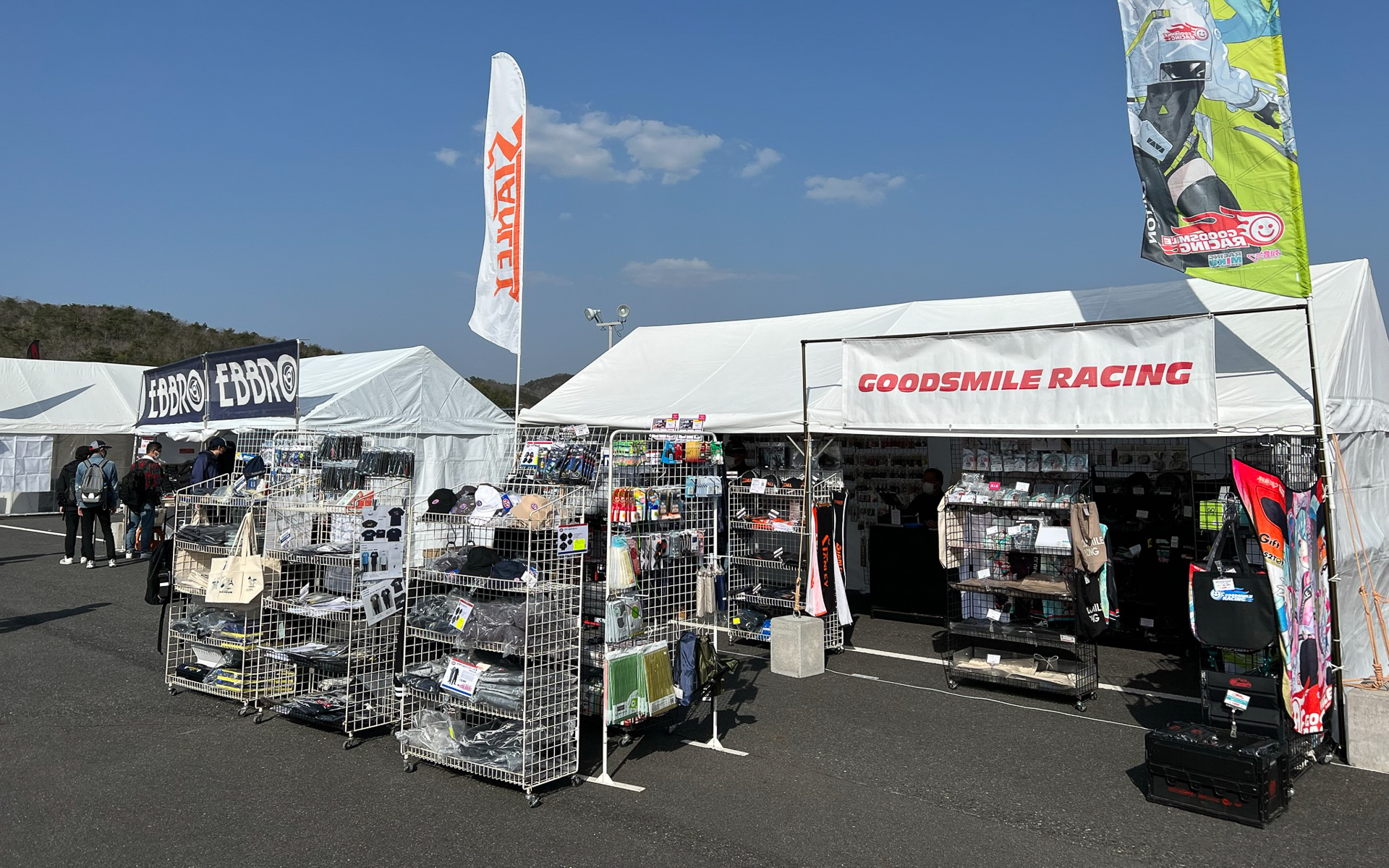 2023年シーズン、出展ブースもサーキットに戻ってきた。公式テストのため数は少ないが、開幕戦には多くのブースが並ぶことが予想される