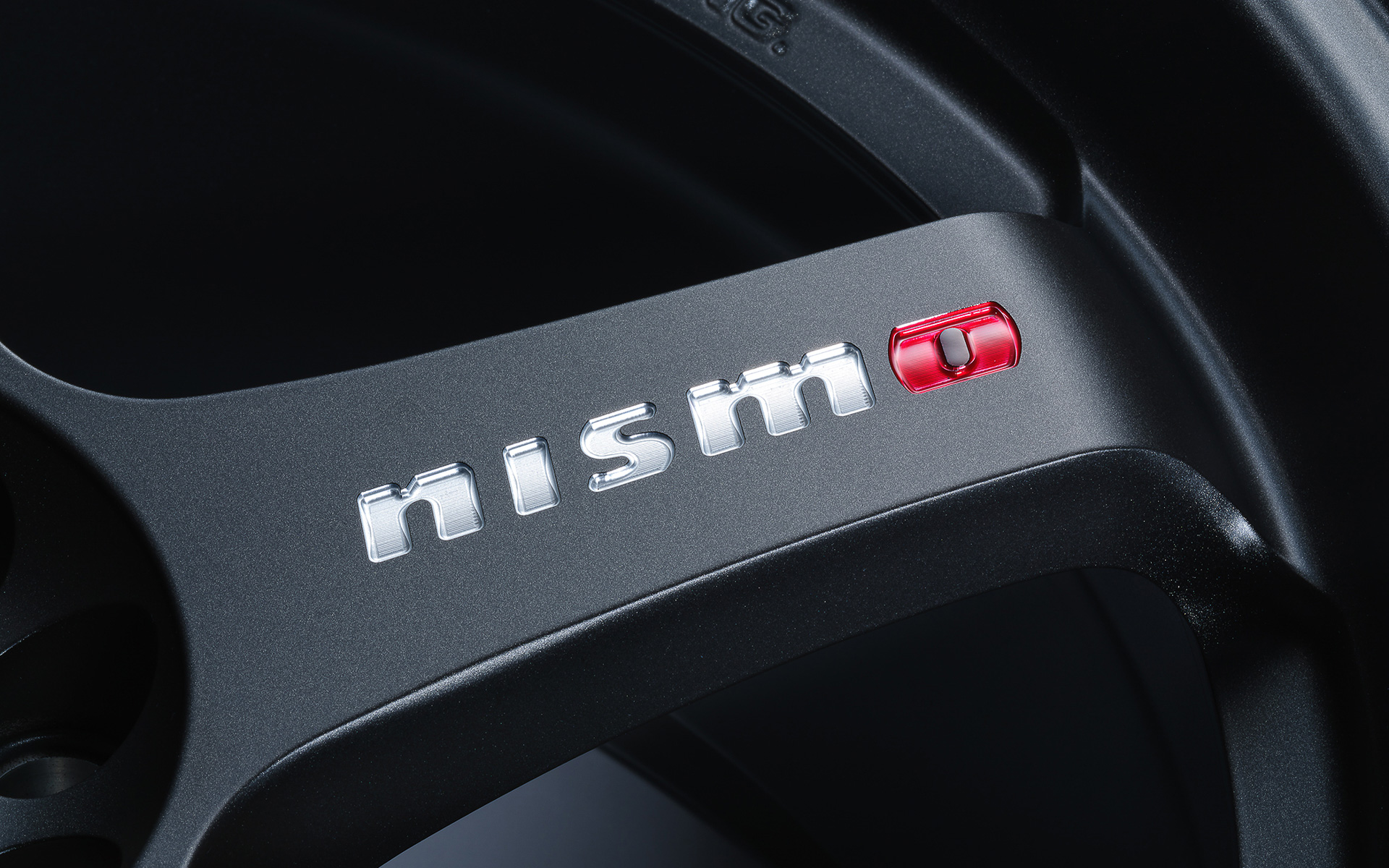 スポークにマシニング加工のNISMOロゴが配される