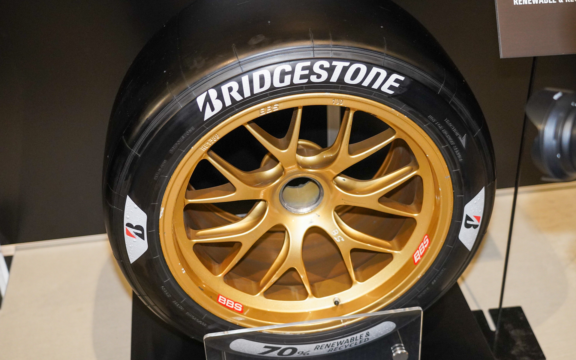 再生可能素材70％のGT用試作タイヤ。従来のレーシングタイヤと遜色ない性能が実現されていると説明