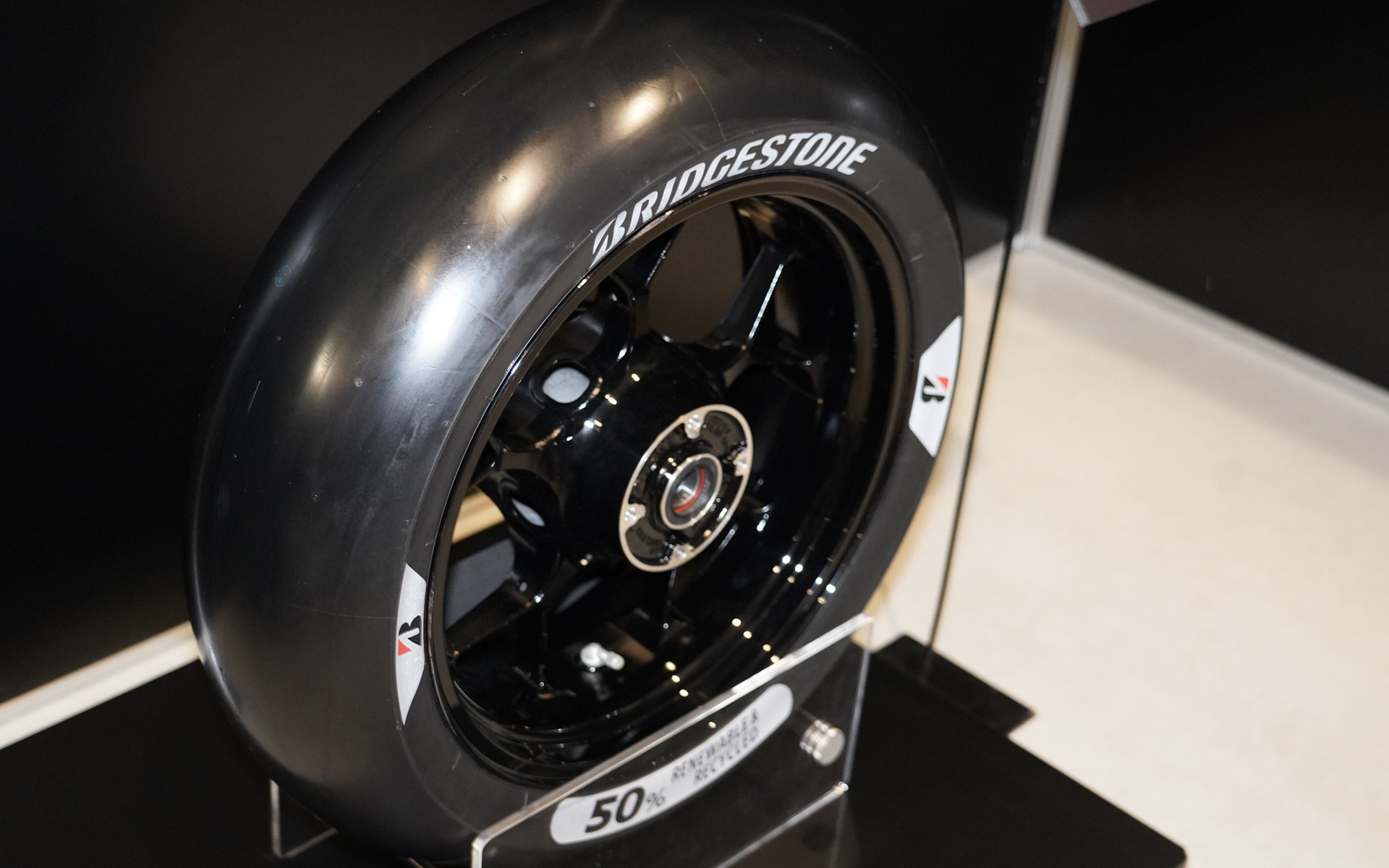 再生可能素材率50％の2輪用コンセプトタイヤ