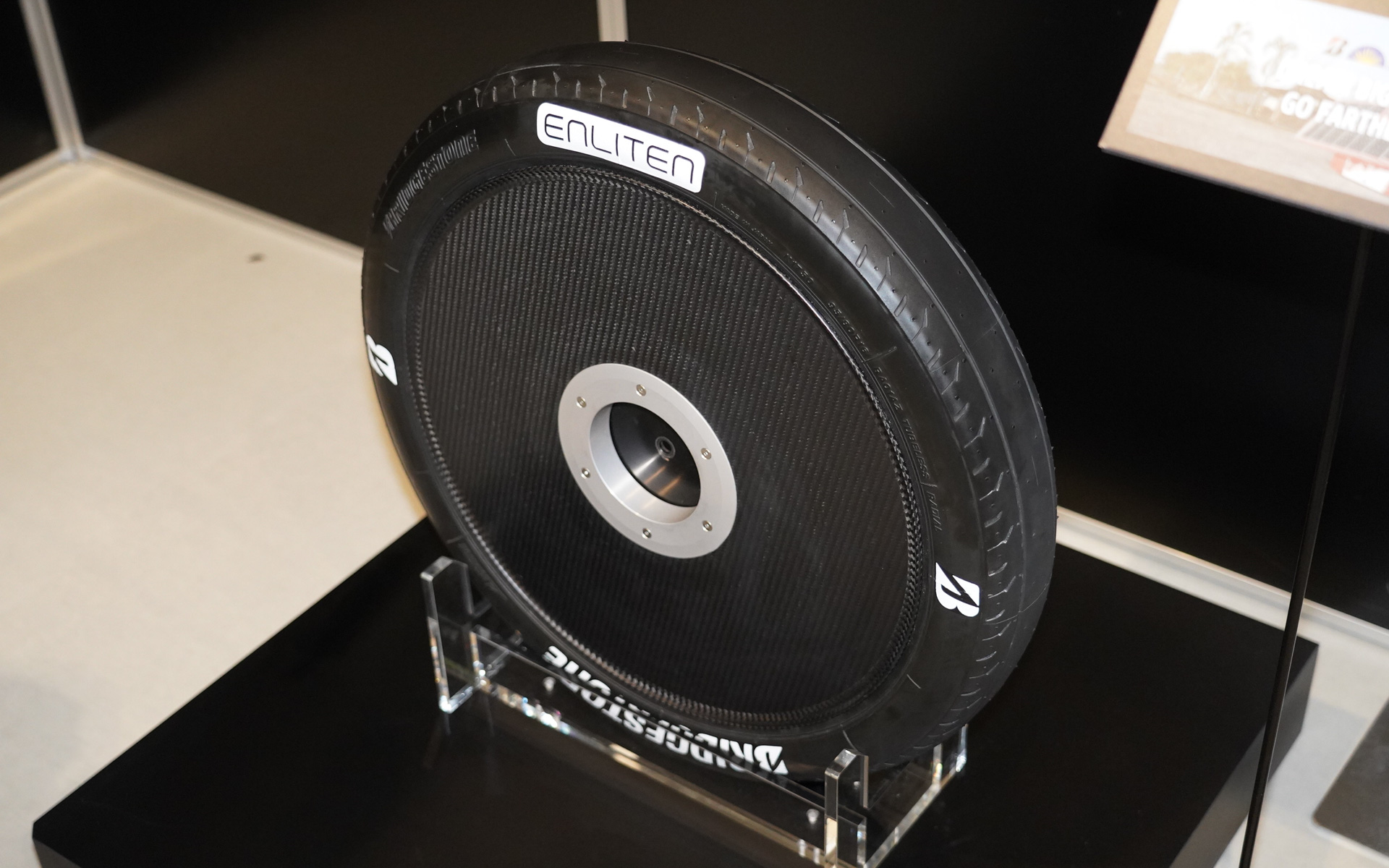 2023年のソーラーカーレースで利用される再生可能素材率60％のレーシングタイヤ