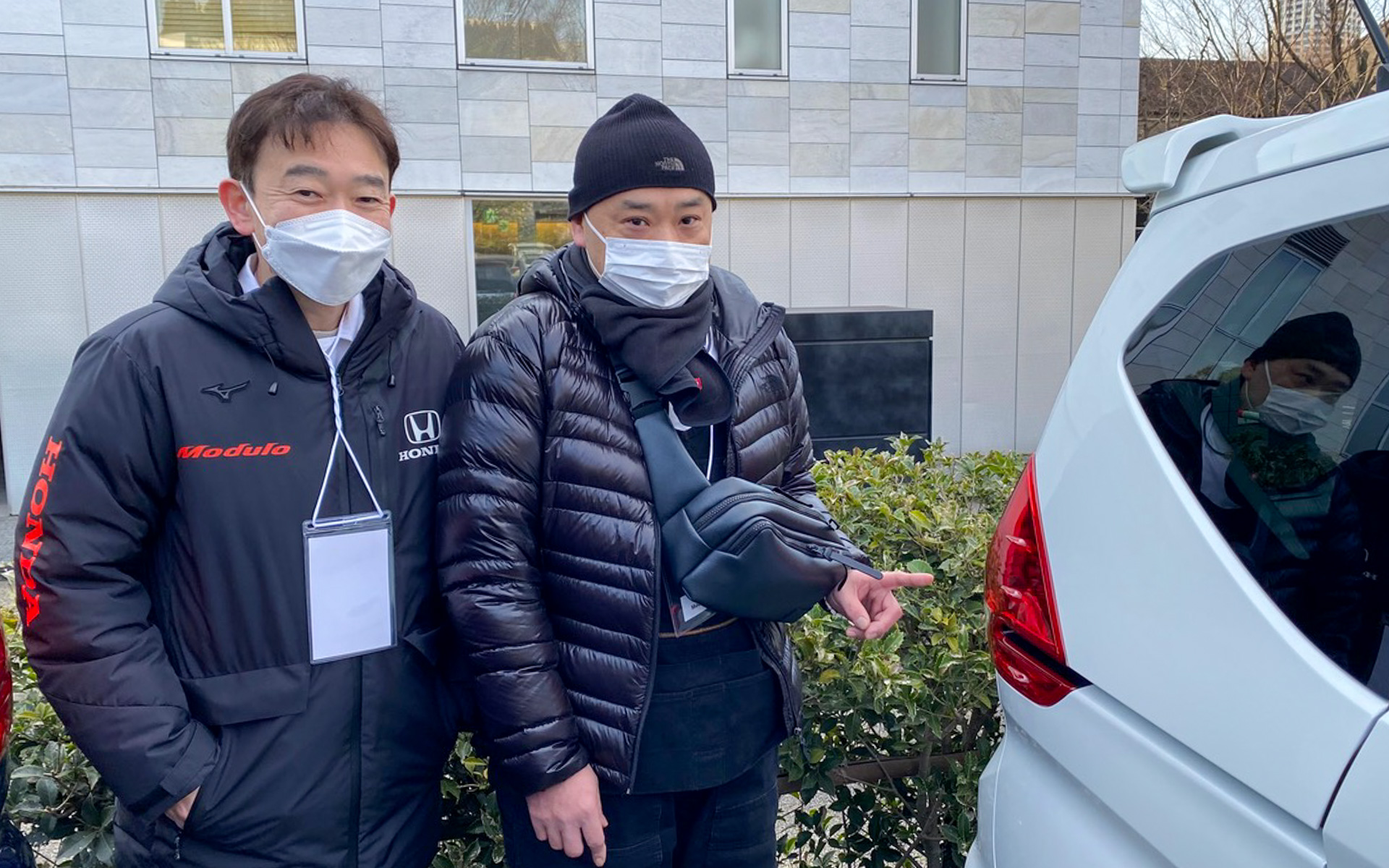 どんどん進化していくModulo Xの「実効空力」エアロで使われているフィンを、なんと自作して愛車のフリード Modulo Xで試しているというオーナーさん。燃費がアップしたというからすごいですよね。湯沢さんも興味津々、熱心に話を聞いて下まわりを覗いたりしていました