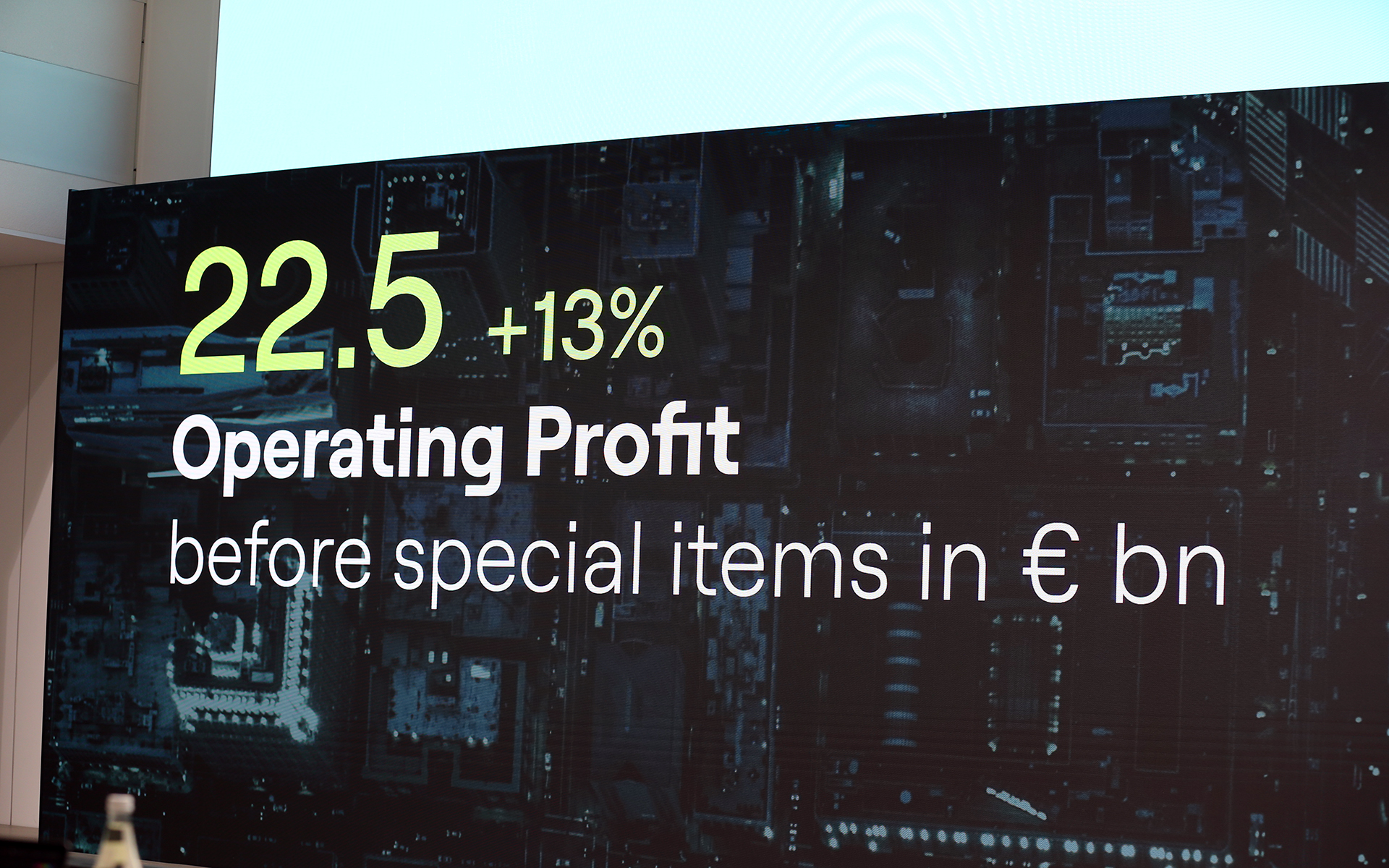 2022年の営業利益は225億ユーロ