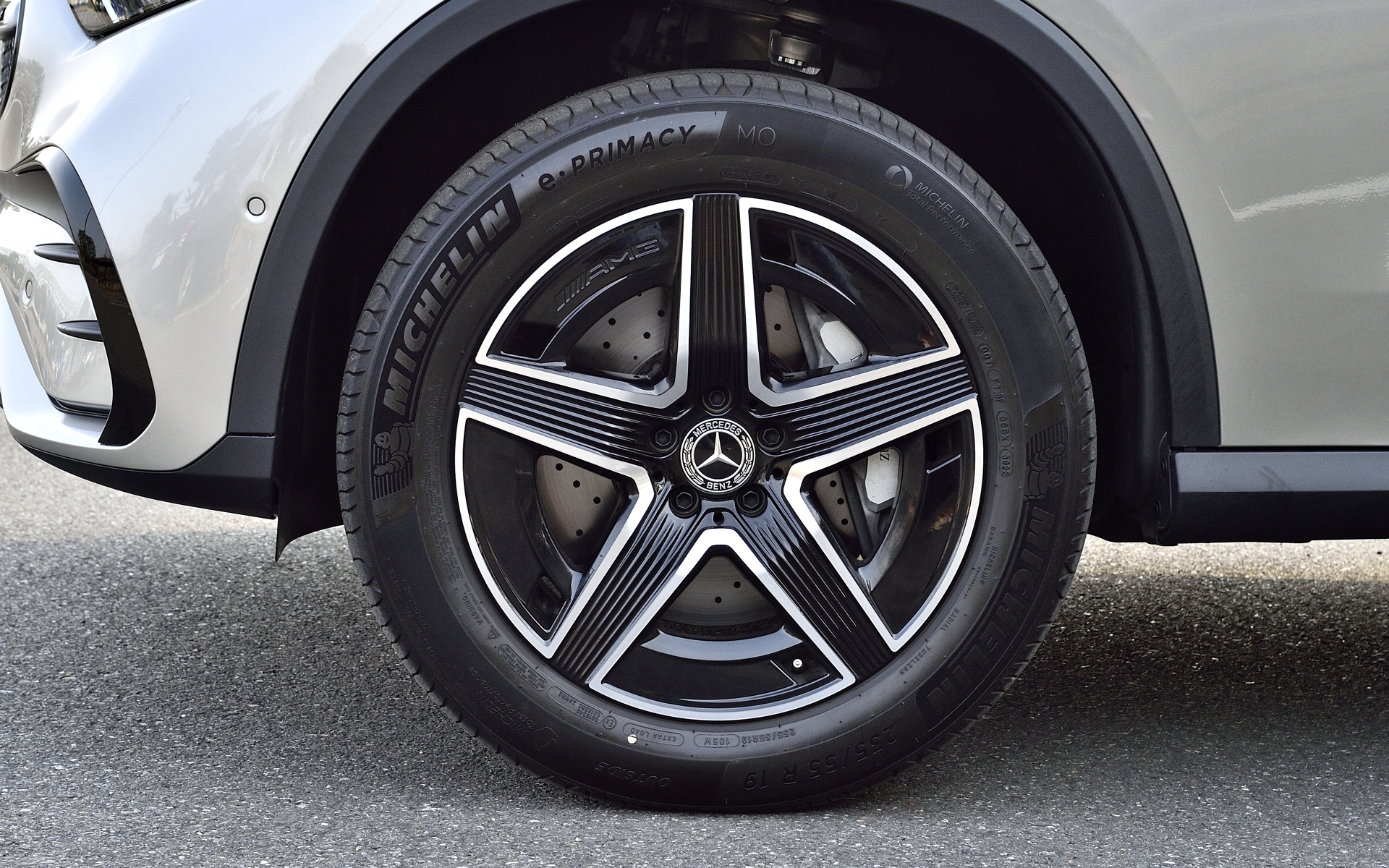 タイヤはミシュランの「e・PRIMACY」でサイズは235/55R19