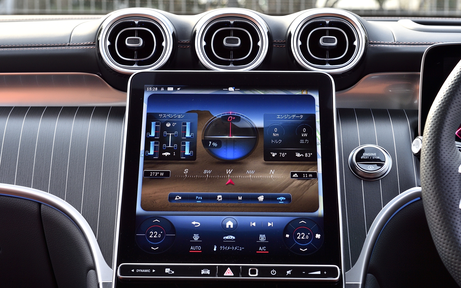 セントラルディスプレイでは各サスペンションの伸縮状態や車体のアングル、向いている方角、エンジンデータなどを確認できる