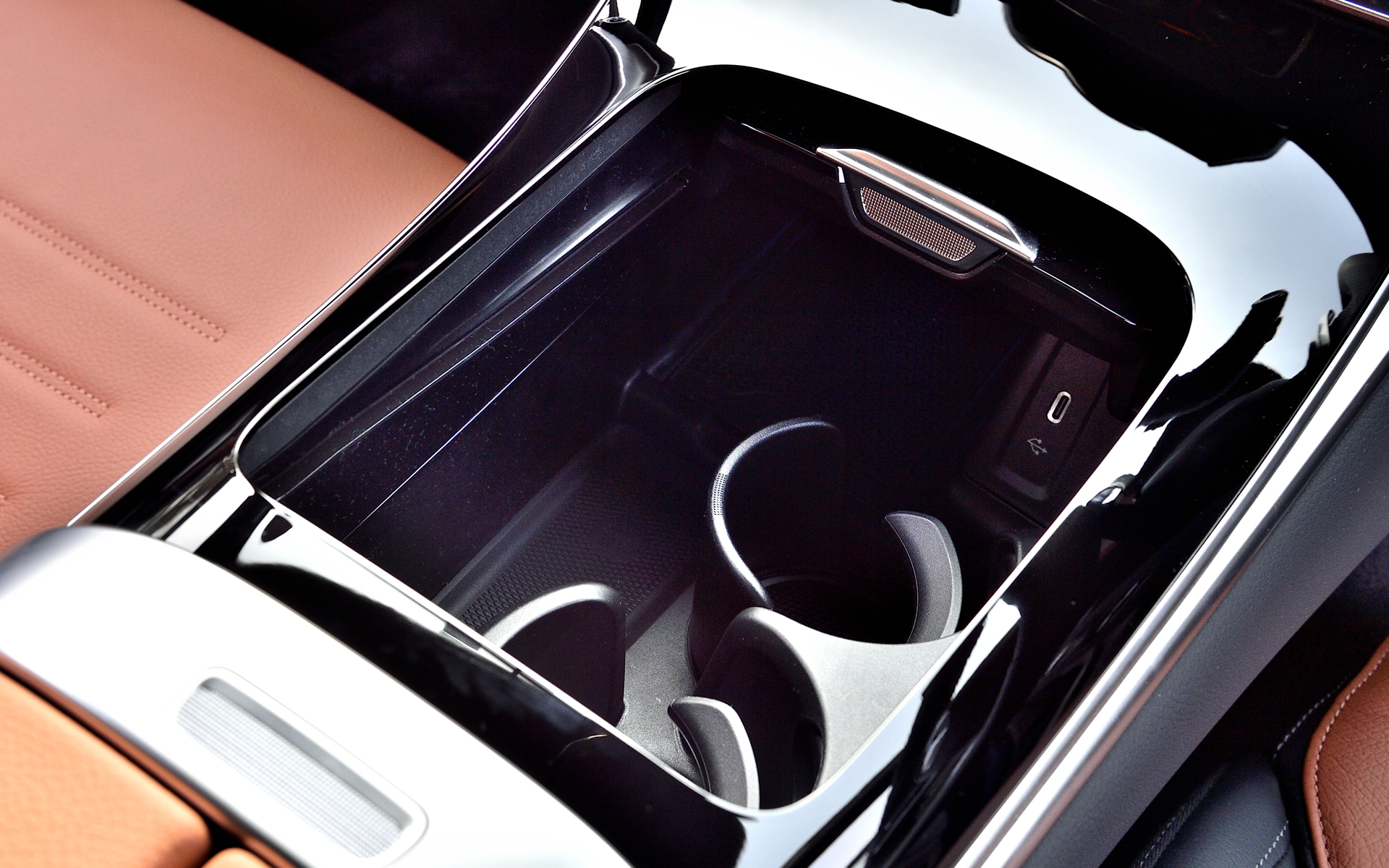 置き充電、USBポート（タイプC）も完備