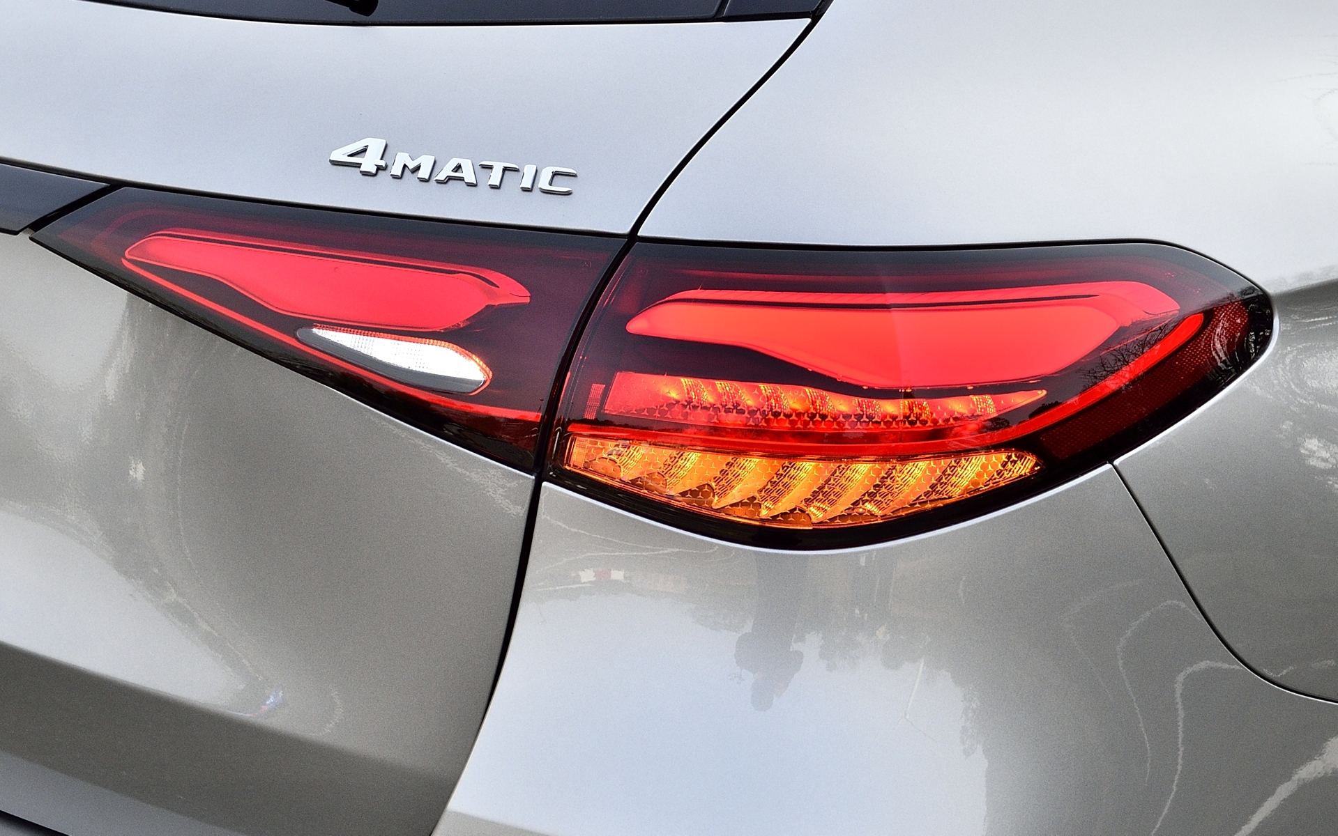 シャープなLEDリアコンビネーションランプは立体的なインナーを持つ2分割タイプ