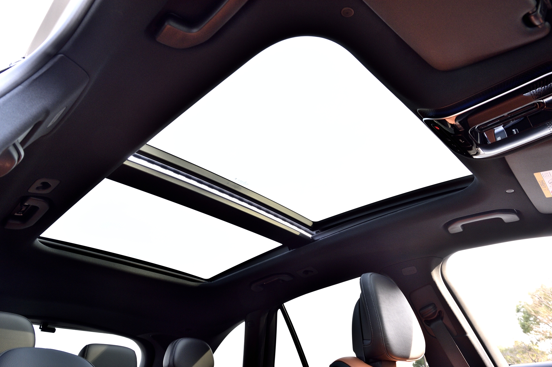 オプションのパノラミックスライディングルーフはプラス22万円