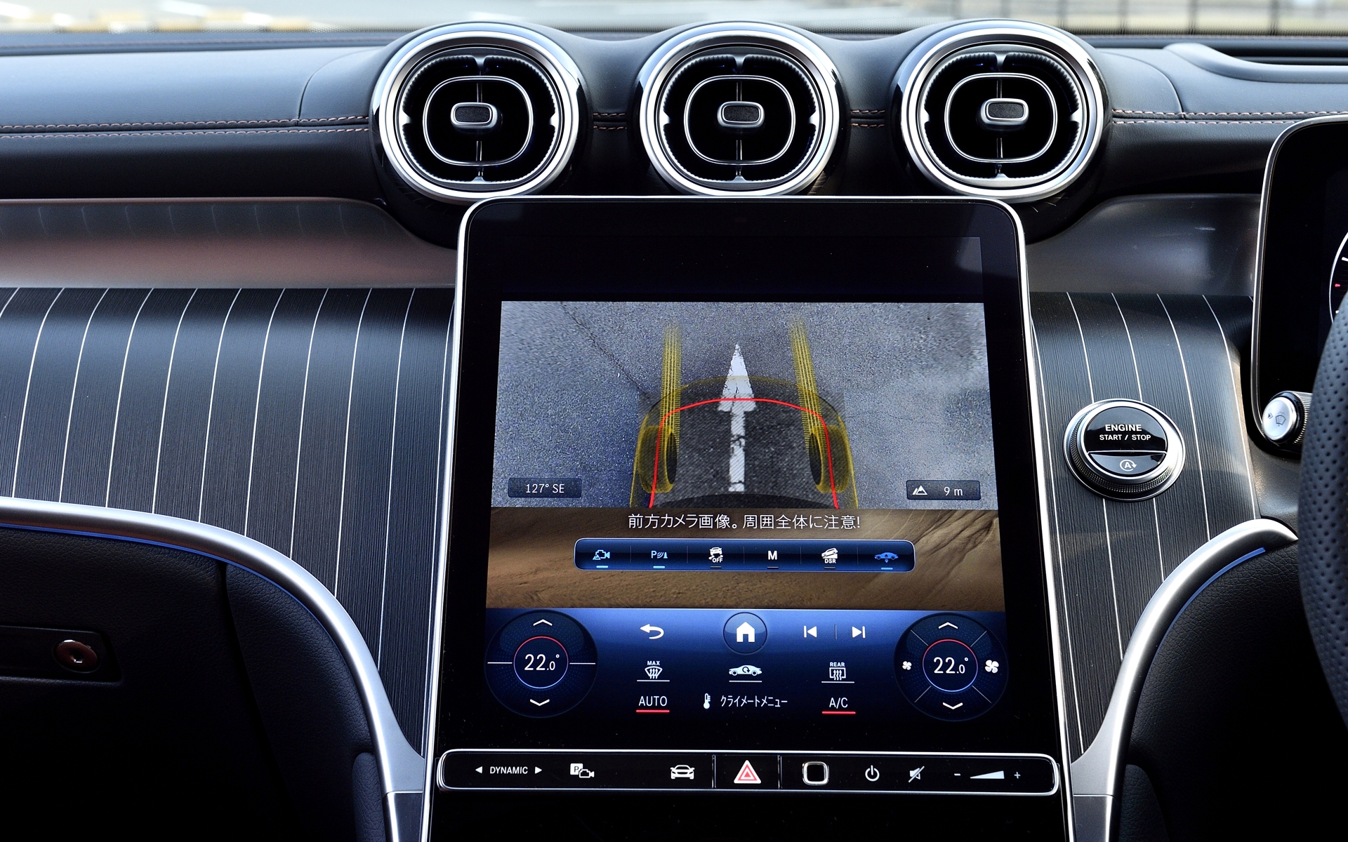 フロントカメラとドアミラーカメラの映像を基に、ボンネットが透けたように路面状況を仮想的に表示してくれる「トランスペアレントボンネット」機能も搭載