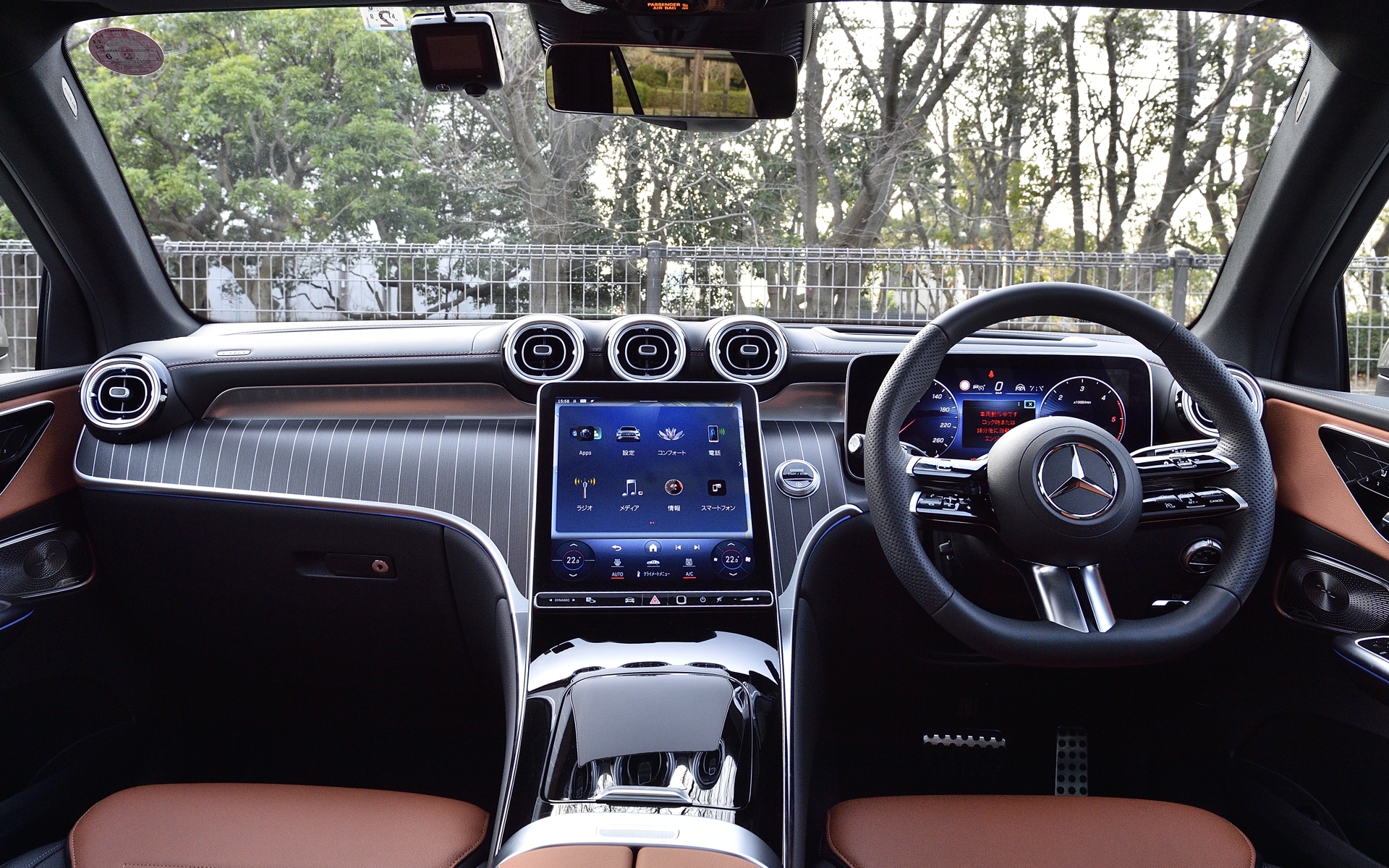 中央にあるセントラルディスプレイはドライバーが見やすいようにドライバー側に傾けている。内装はシエナブラウン/ブラック（本革）