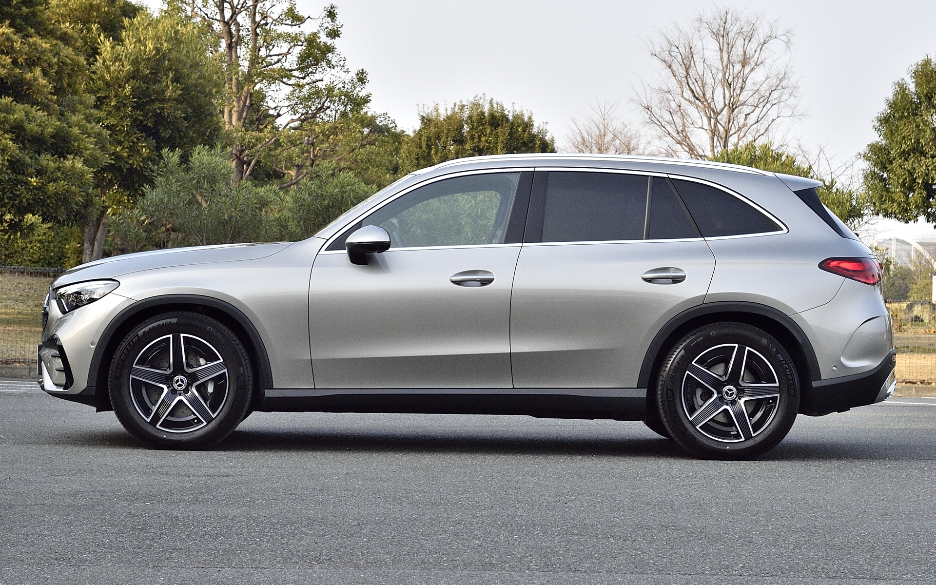 オフロードモードにすると車高が上がるようになっているほか、任意での昇降も可能