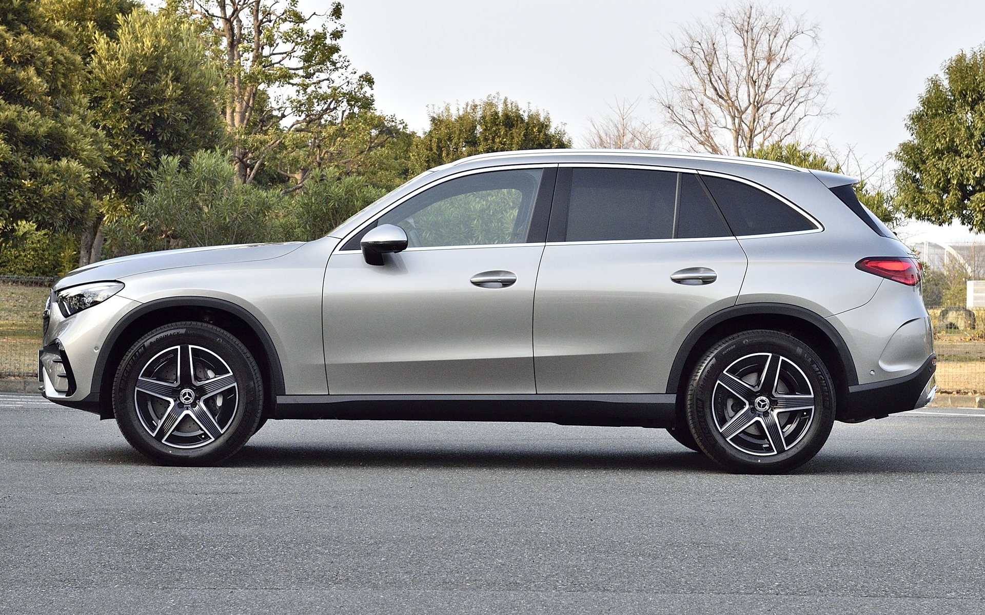 オフロードモードにすると車高が上がるようになっているほか、任意での昇降も可能