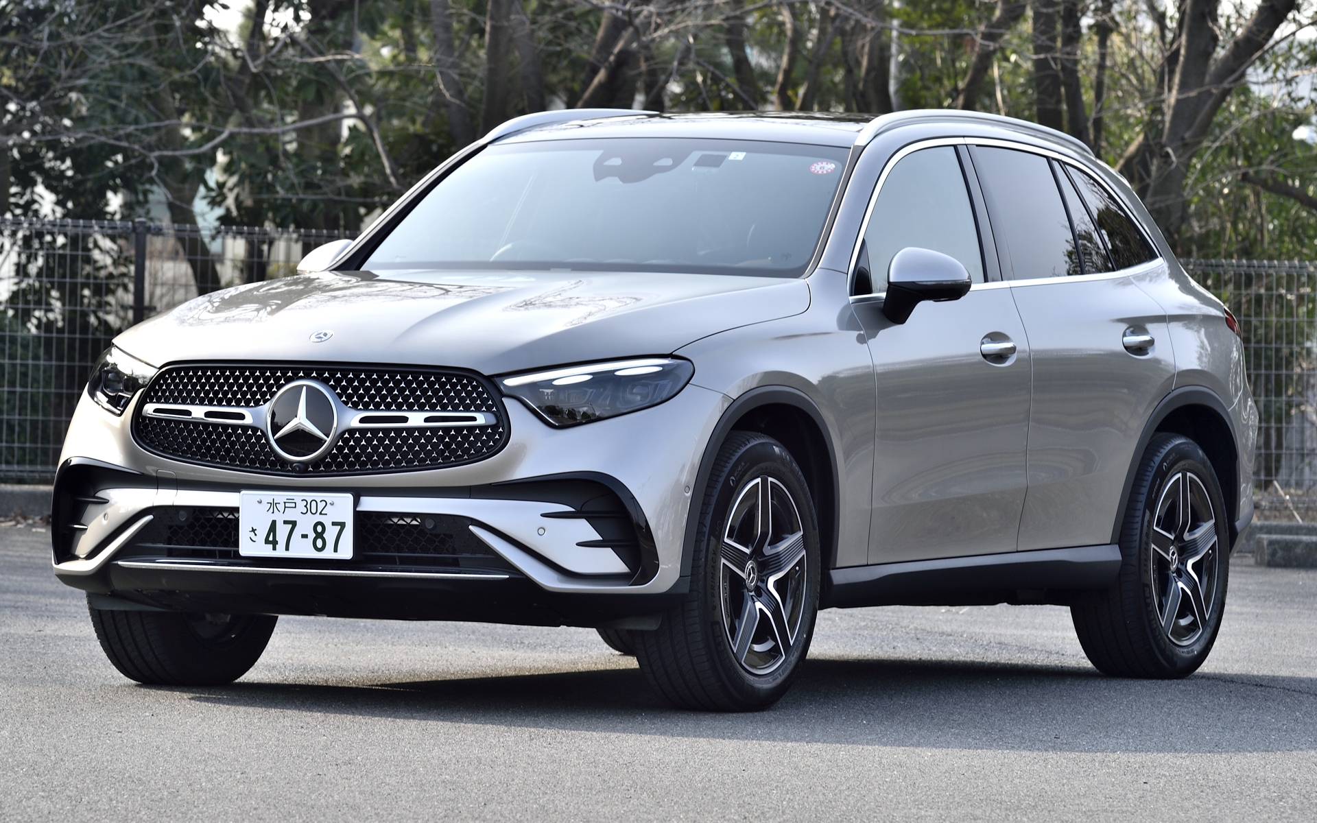 メルセデス・ベンツ「GLC 200 d 4MATIC」のボディサイズは4716×1890×1640mm（全長×全幅×全高：欧州参考値）、ホイールベースは2888mm、車両重量2050kg、前軸重1070kg、後軸重980kg（車検証記載値）、ボディカラーはモハーベシルバー