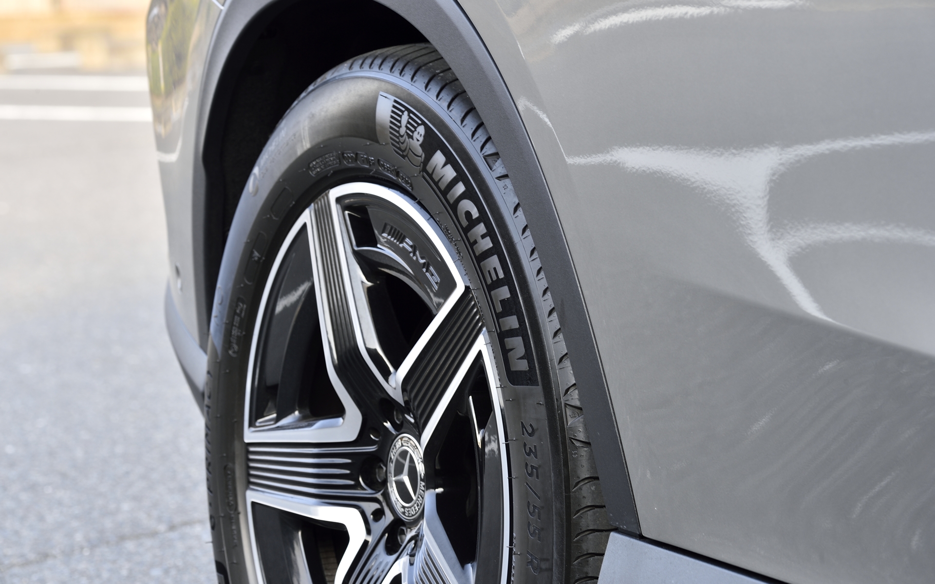 低・中速域では小まわりをサポートして、高速走行時には安定性を確保してくれる「リアアクスルステアリング」はパッケージオプション設定