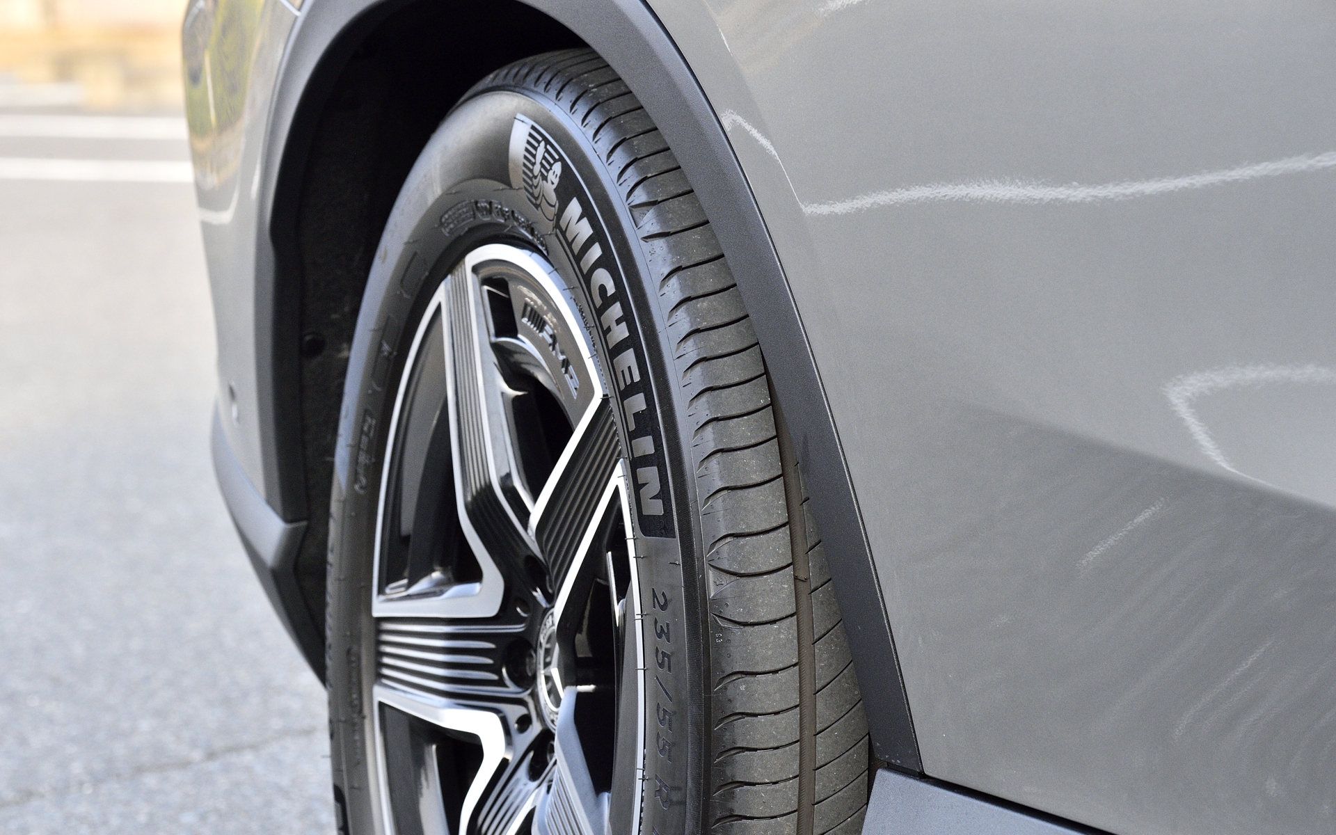 低・中速域では小まわりをサポートして、高速走行時には安定性を確保してくれる「リアアクスルステアリング」はパッケージオプション設定