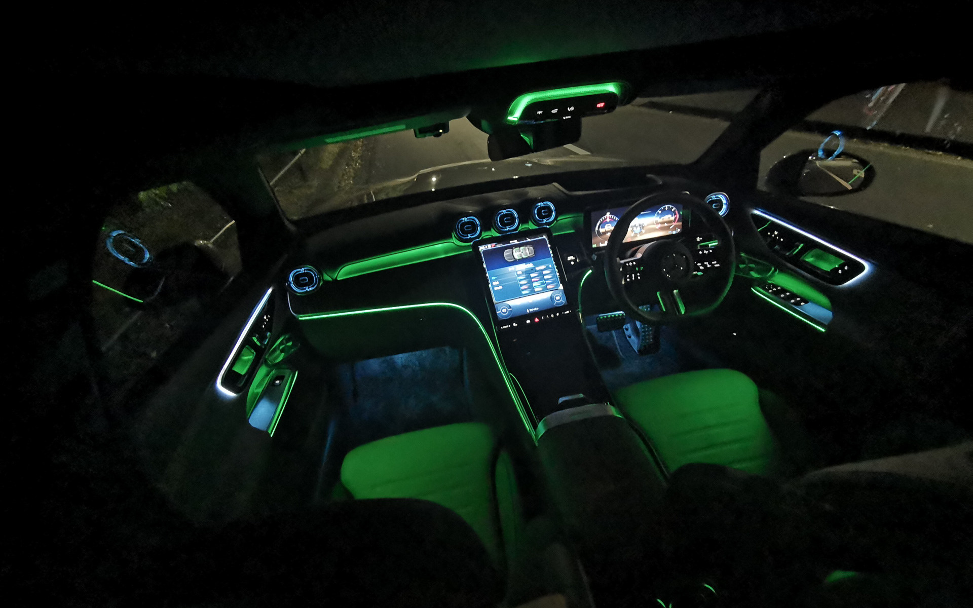 アビエントライトは64色から選択可能なほか、ゆっくりと色が変化していくグラデーションなども用意されている