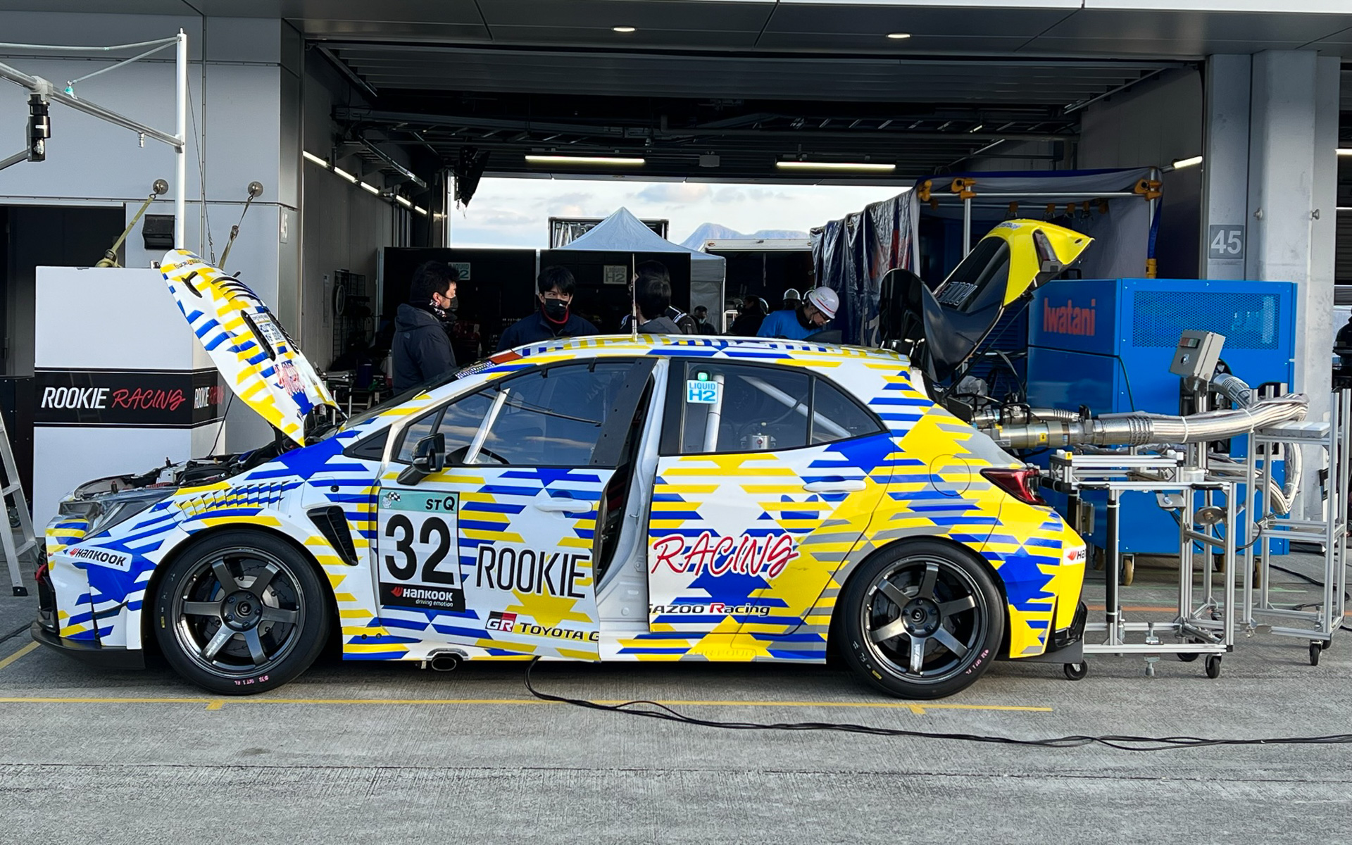 液体水素を燃料に用いる水素GRカローラ