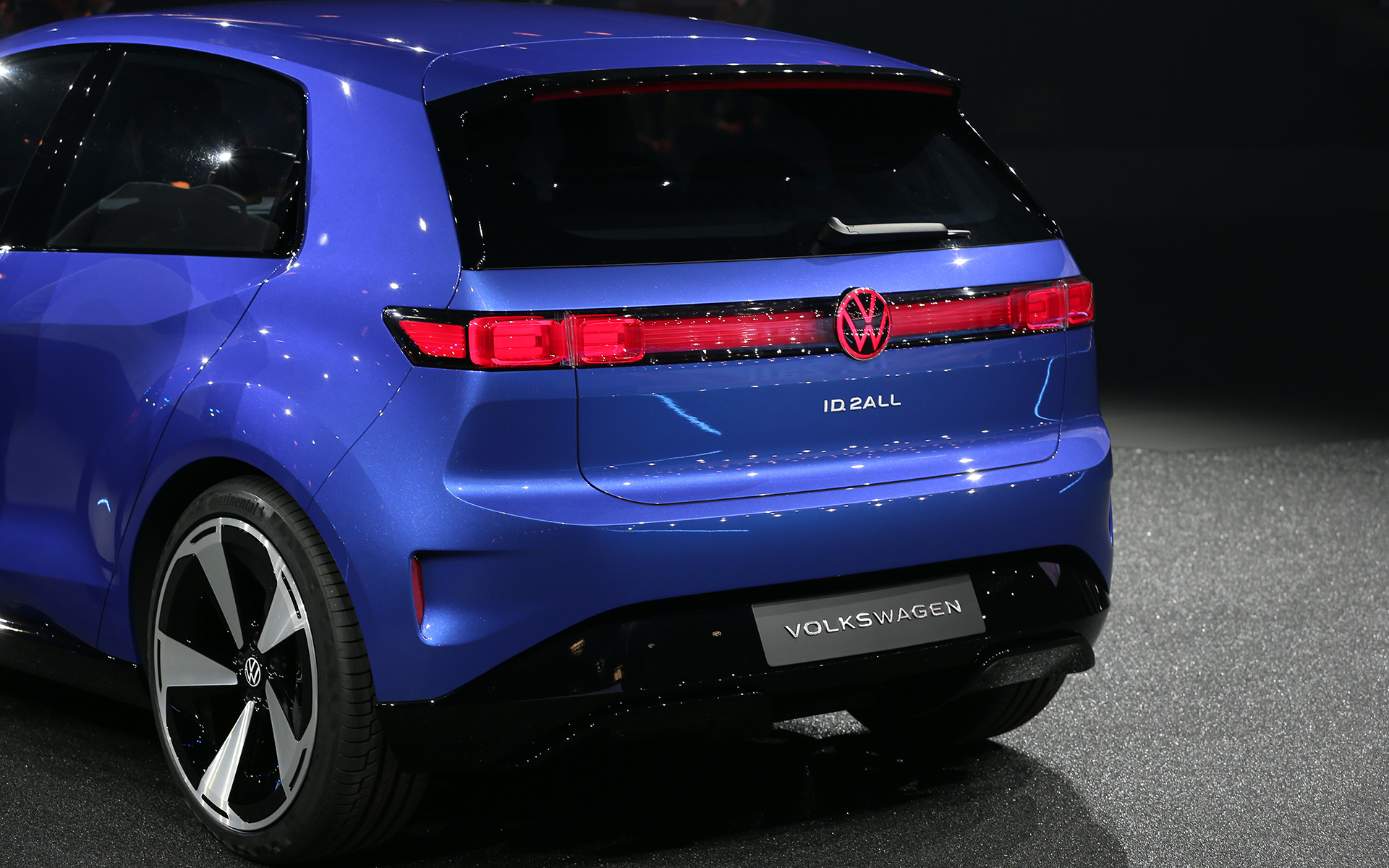 D.2allコンセプトのボディサイズについては4050×1812×1530mm（全長×全幅×全高）、ホイールベースは2600mm。タイヤサイズは225/40R20