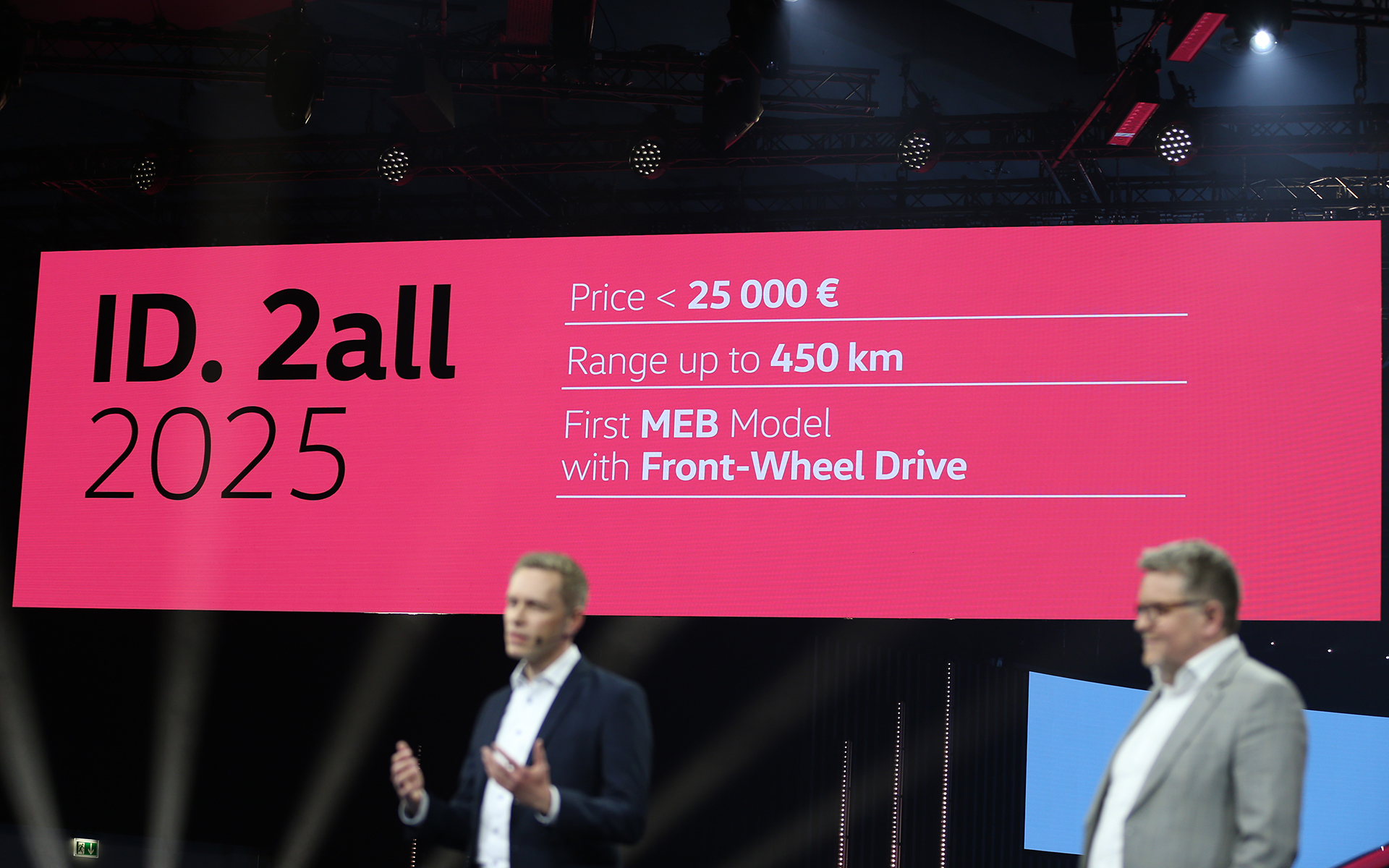 ID.2allの目標価格は2万5000ユーロ未満、航続可能距離は450km、MEB初の前輪駆動モデルであることが発表された
