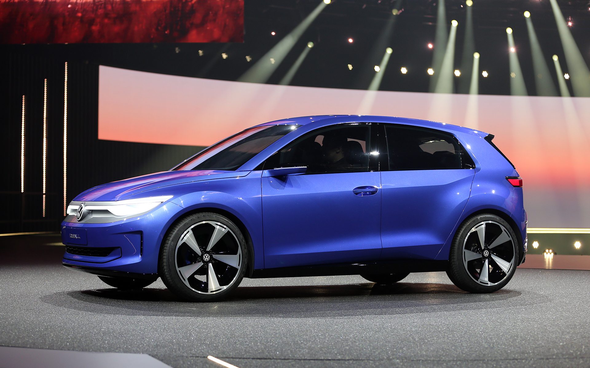 D.2allコンセプトのボディサイズについては4050×1812×1530mm（全長×全幅×全高）、ホイールベースは2600mm。タイヤサイズは225/40R20