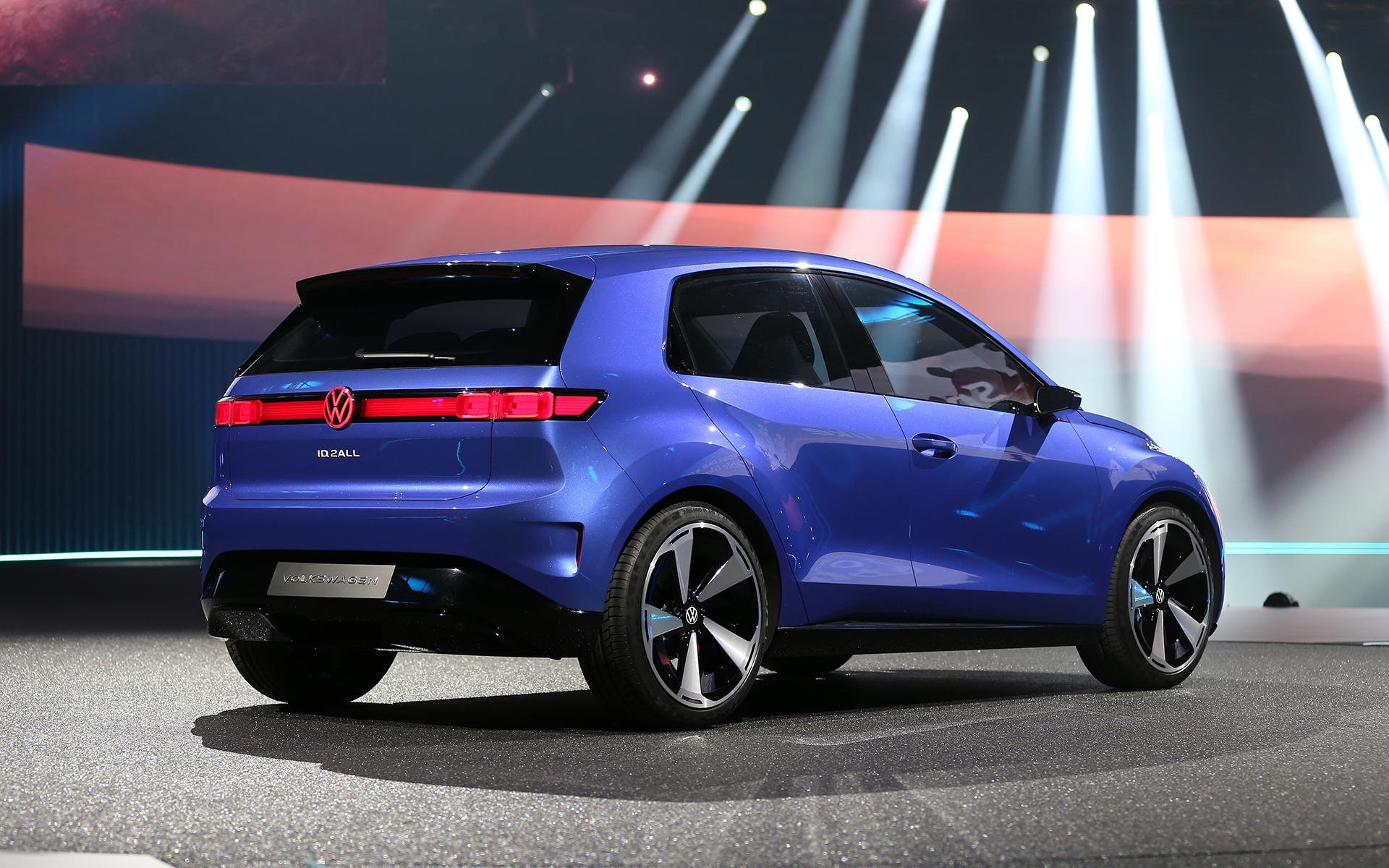 D.2allコンセプトのボディサイズについては4050×1812×1530mm（全長×全幅×全高）、ホイールベースは2600mm。タイヤサイズは225/40R20