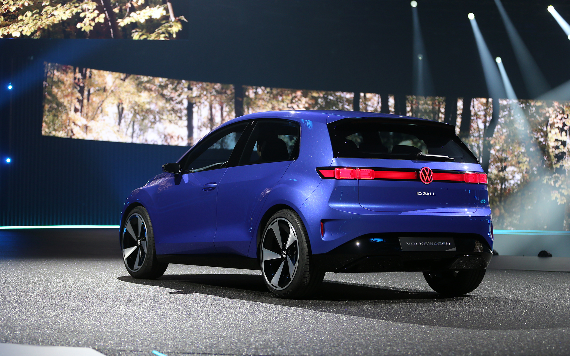 D.2allコンセプトのボディサイズについては4050×1812×1530mm（全長×全幅×全高）、ホイールベースは2600mm。タイヤサイズは225/40R20