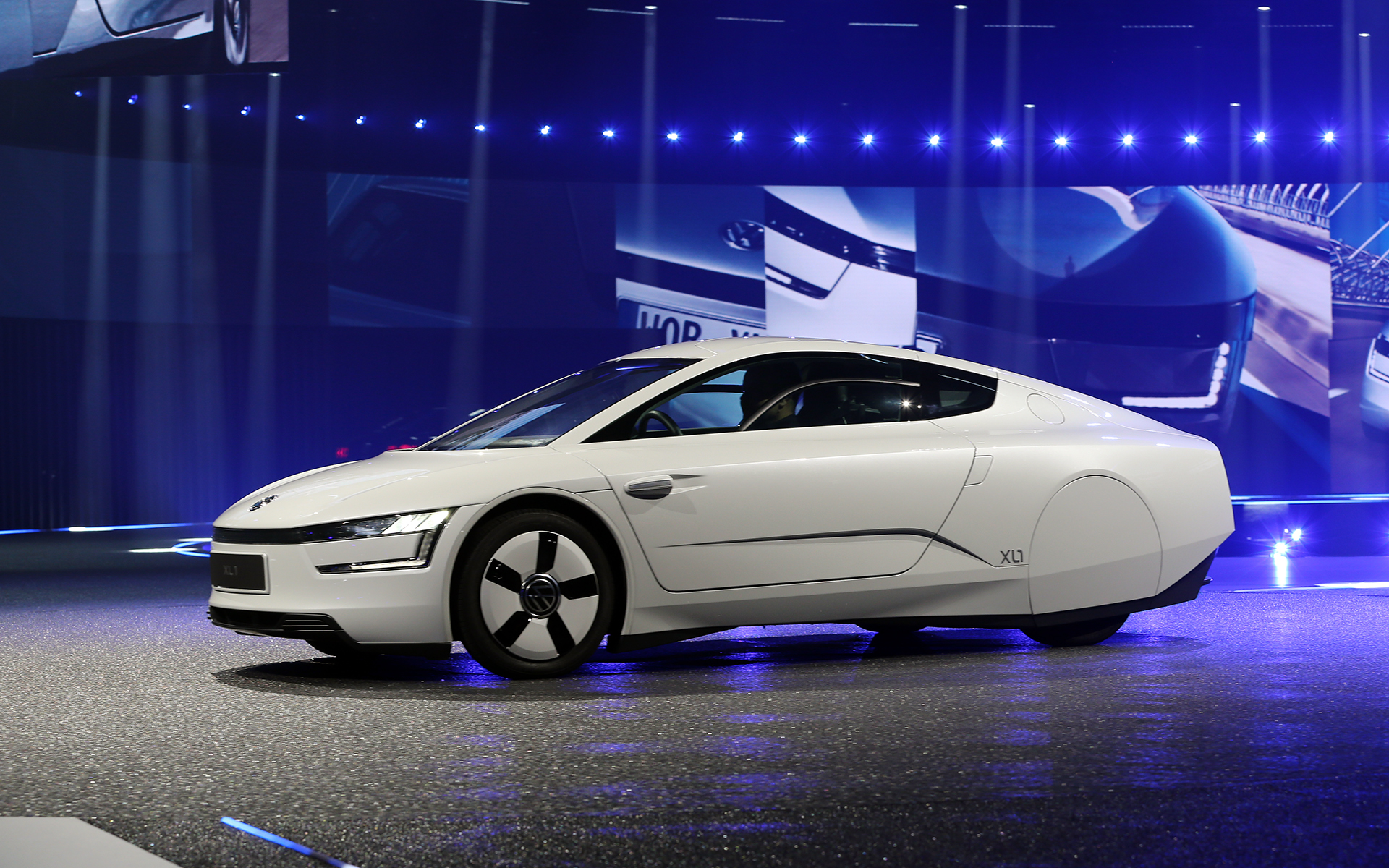 ID.2allコンセプトの発表を祝うようにフォルクスワーゲン車が会場を走行