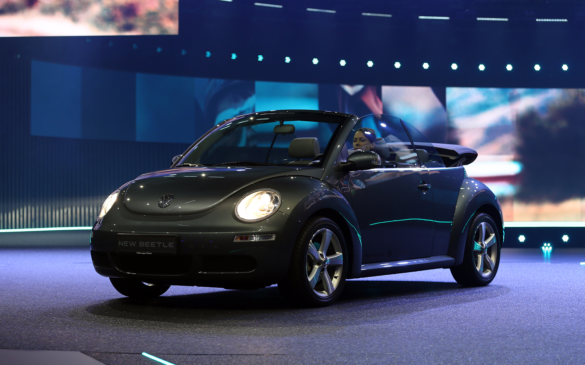 ID.2allコンセプトの発表を祝うようにフォルクスワーゲン車が会場を走行