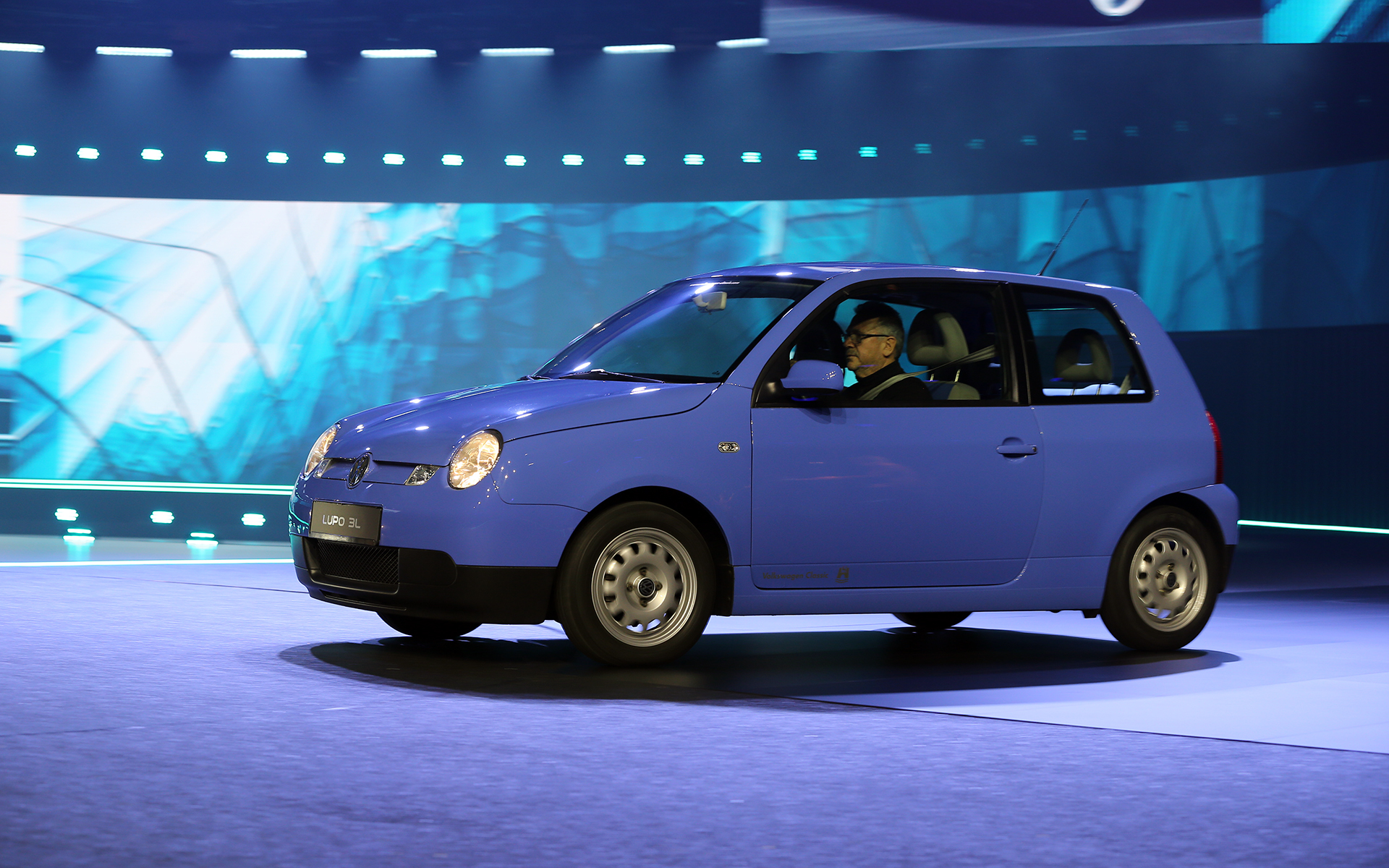 ID.2allコンセプトの発表を祝うようにフォルクスワーゲン車が会場を走行