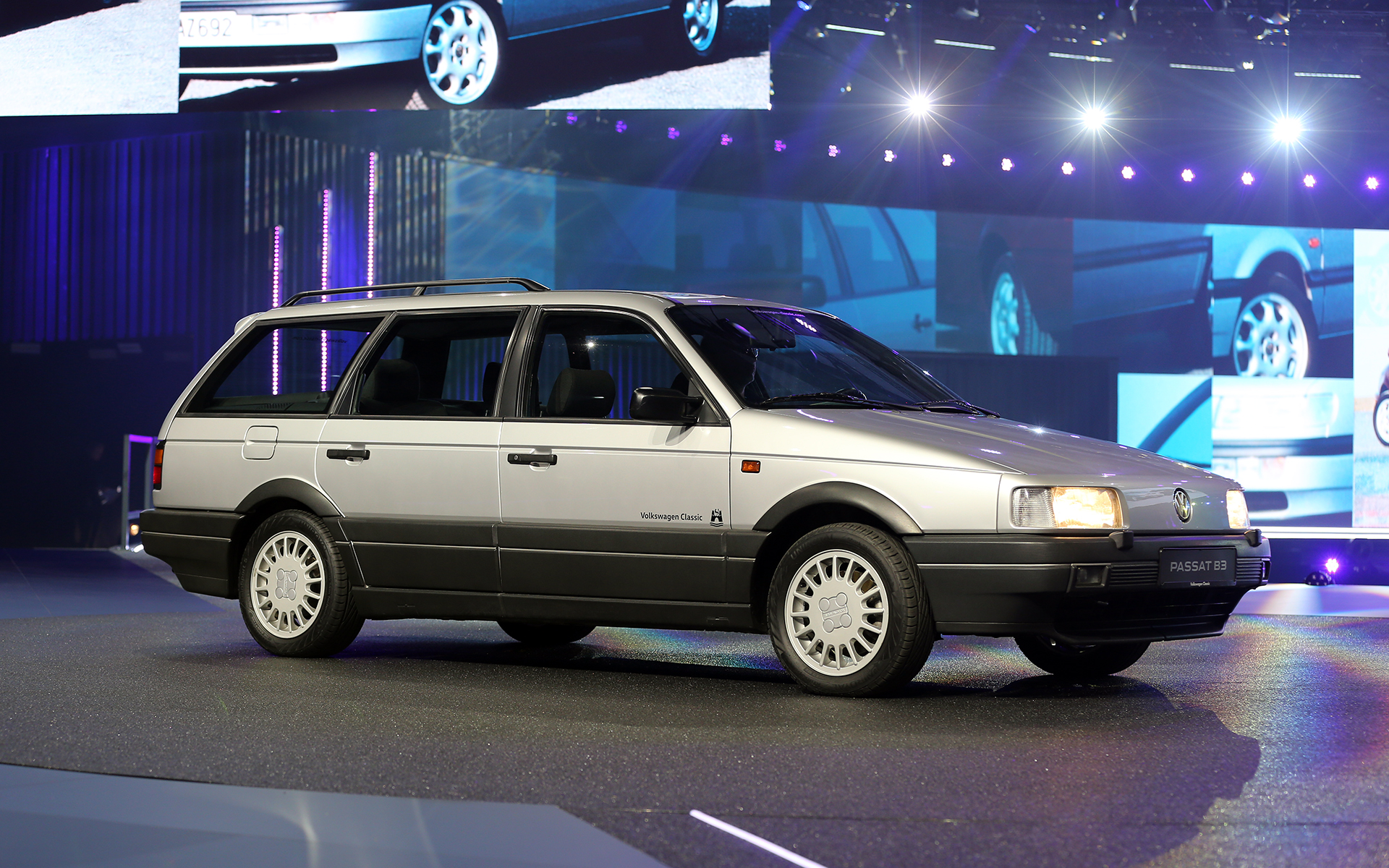 ID.2allコンセプトの発表を祝うようにフォルクスワーゲン車が会場を走行