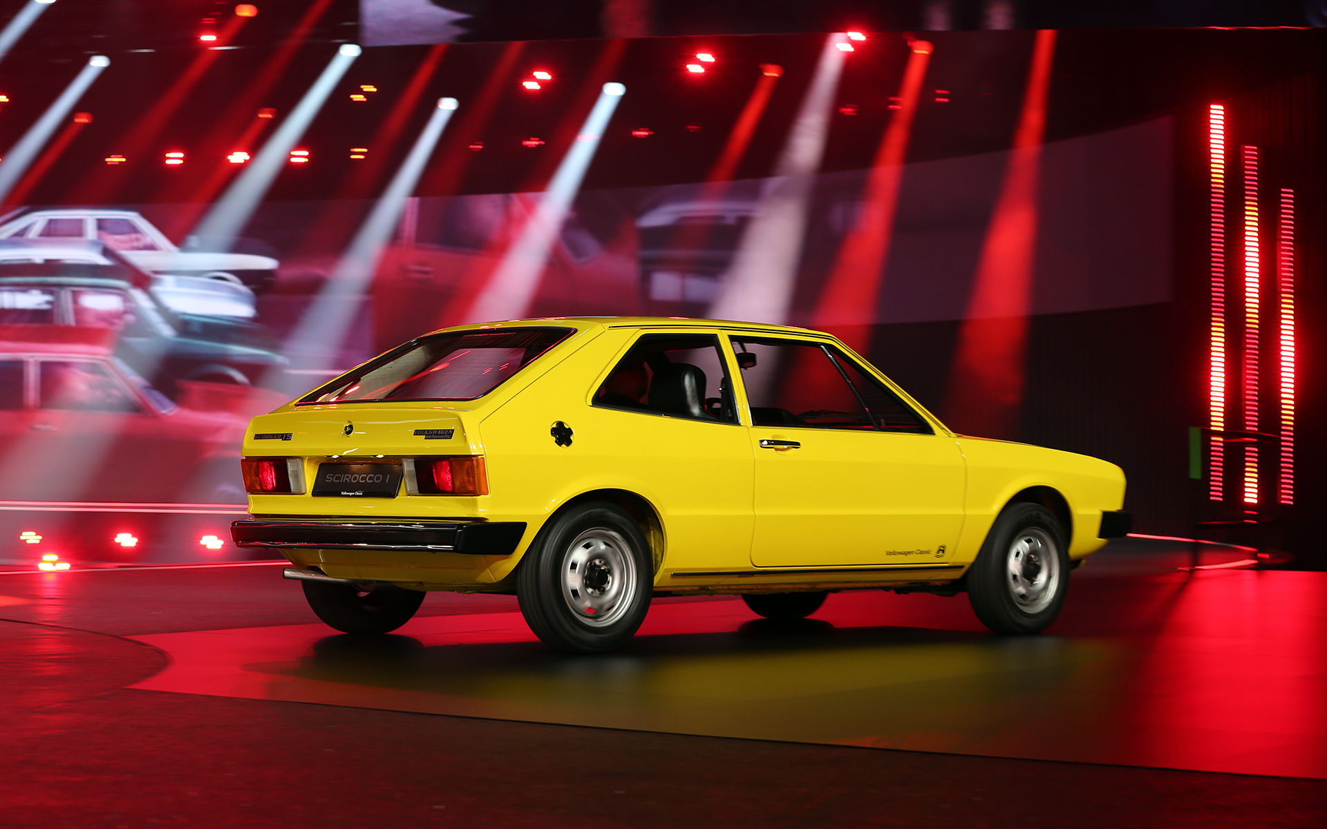 ID.2allコンセプトの発表を祝うようにフォルクスワーゲン車が会場を走行