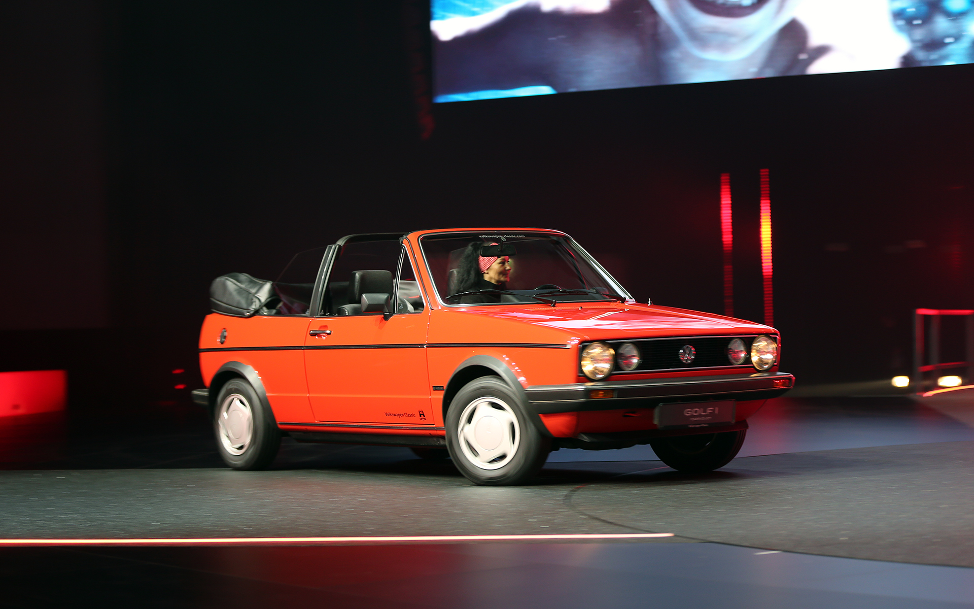 ID.2allコンセプトの発表を祝うようにフォルクスワーゲン車が会場を走行