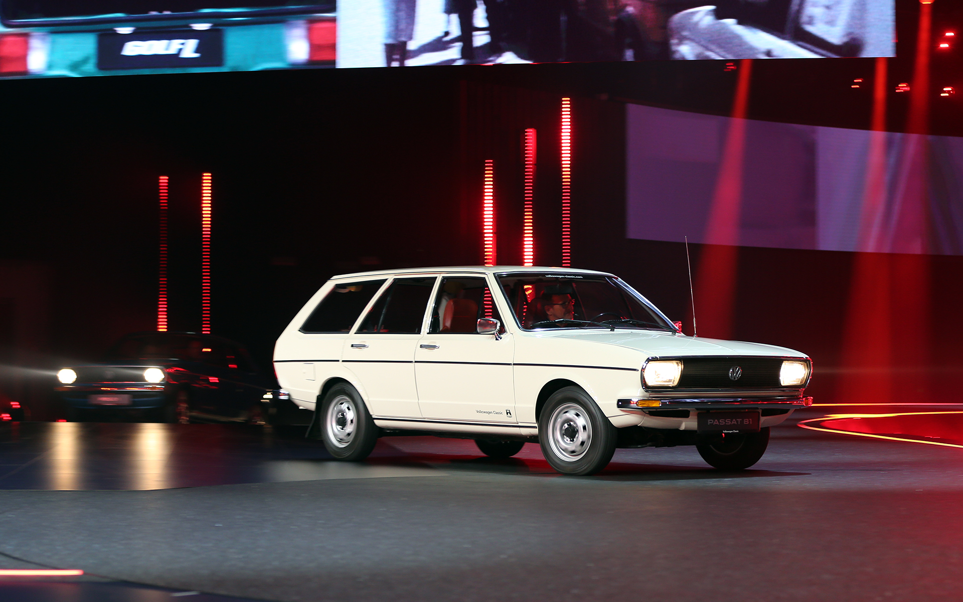 ID.2allコンセプトの発表を祝うようにフォルクスワーゲン車が会場を走行