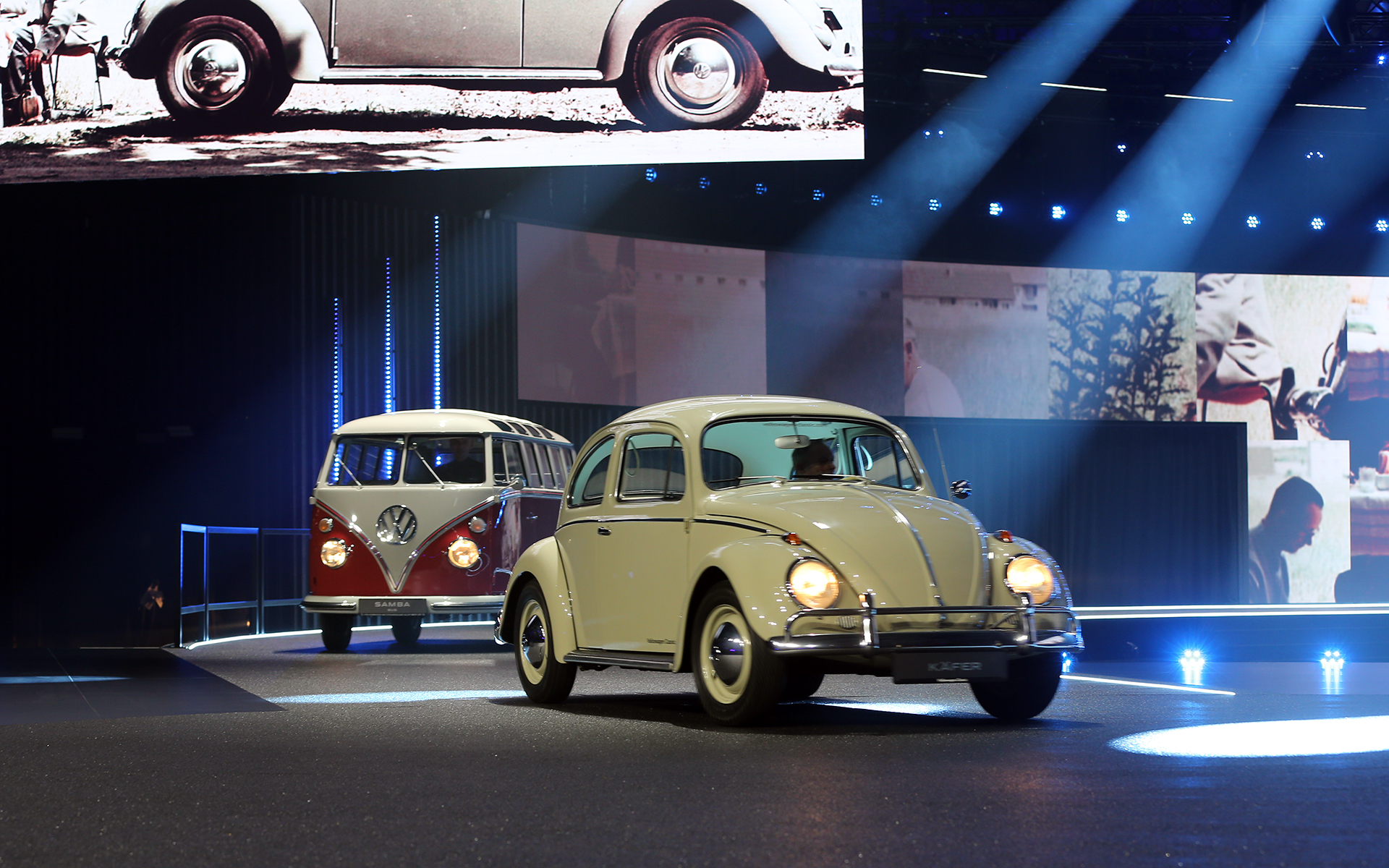 ID.2allコンセプトの発表を祝うようにフォルクスワーゲン車が会場を走行