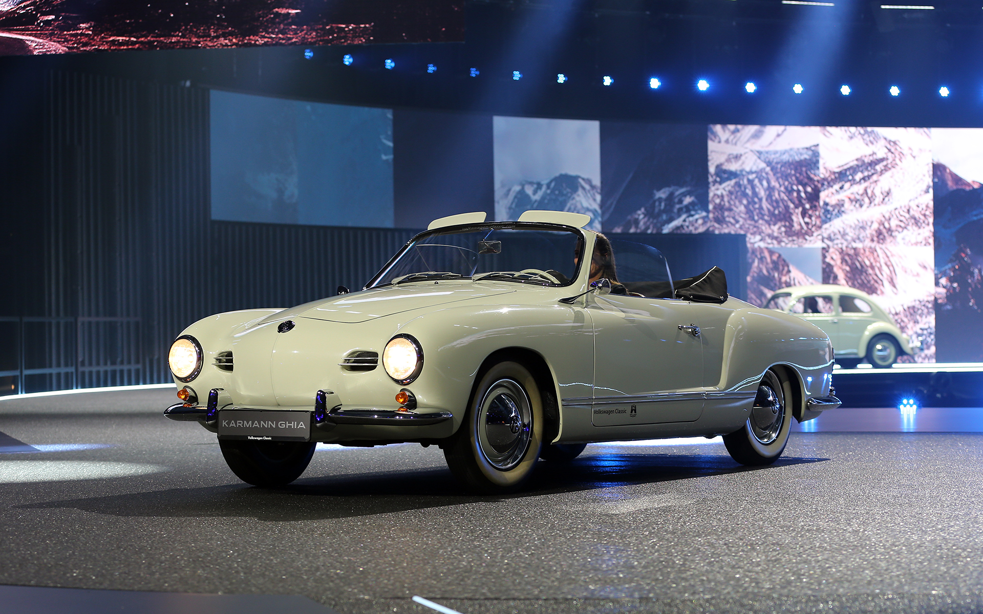 ID.2allコンセプトの発表を祝うようにフォルクスワーゲン車が会場を走行