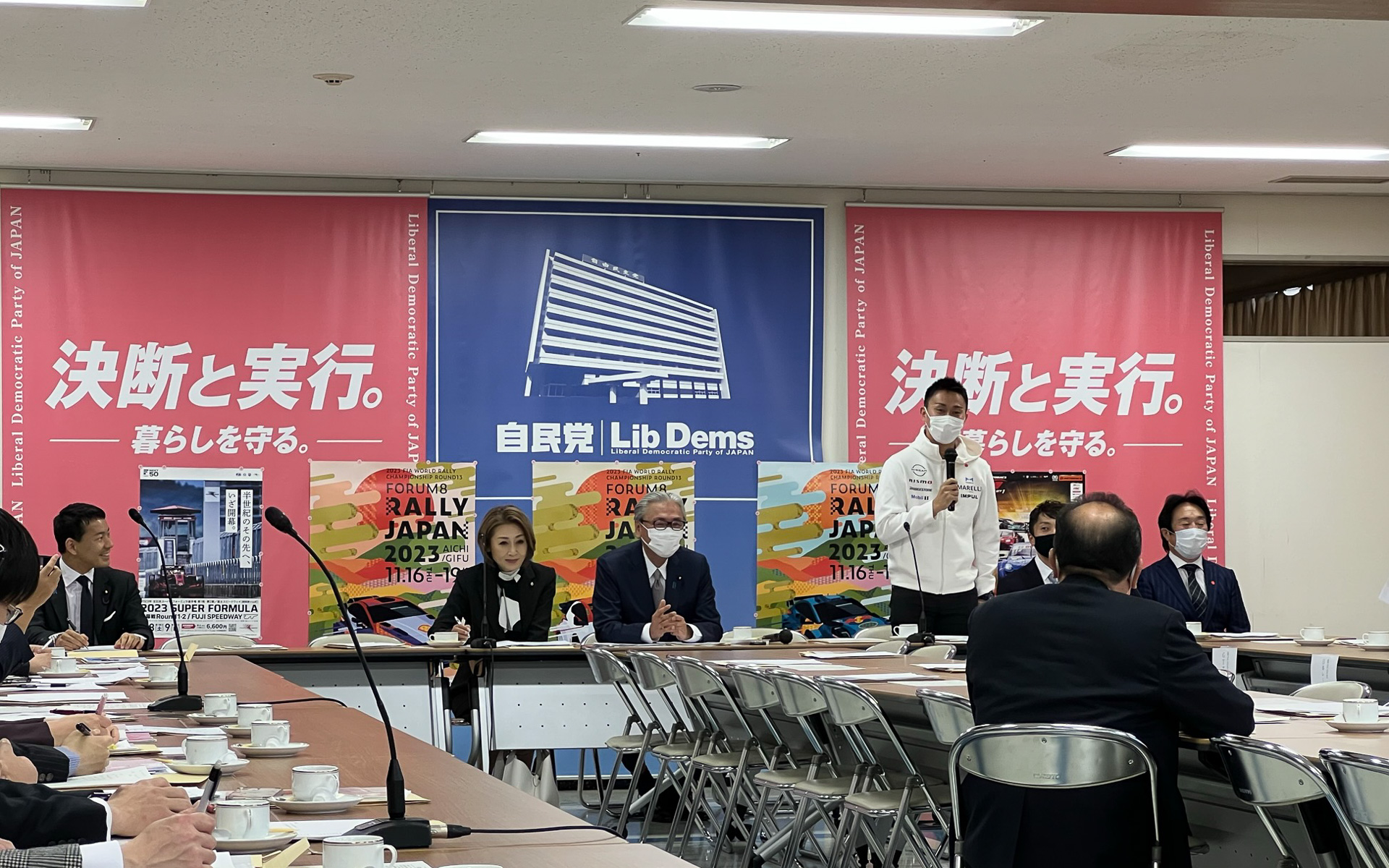 自由民主党モータースポーツ振興議員連盟総会であいさつするGT500チャンピオン 平峰一貴選手、スーパーフォーミュラを連覇した野尻智紀選手もあいさつ