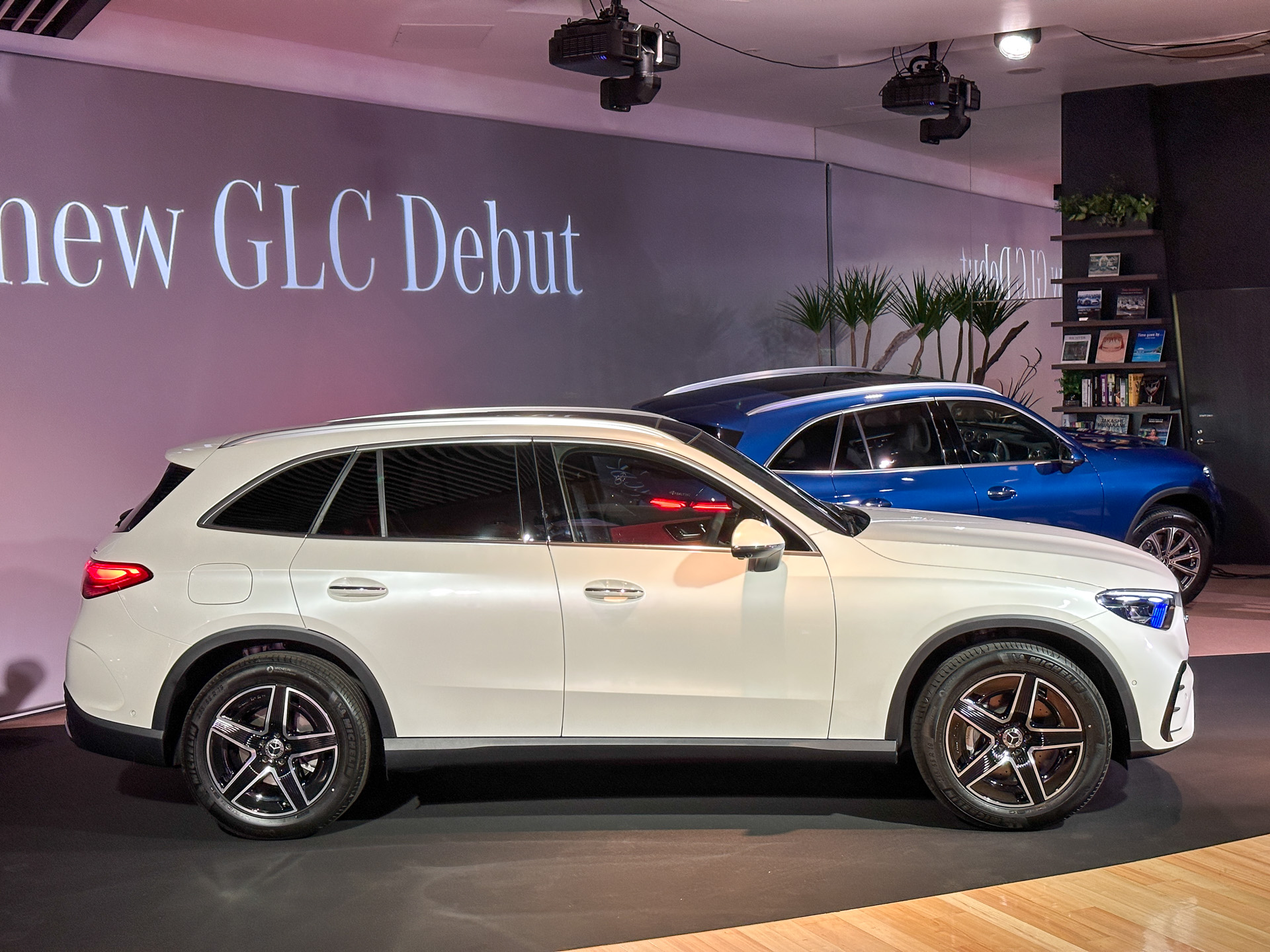 新型GLCのボディサイズは4725×1890×1635mm（全長×全幅×全高）で、最小回転半径はリアアクスルステアリング装着車で5.1m（非装着車で5.5m）を実現する。エクステリアには片側130万画素の高機能ヘッドライトなどが採用された