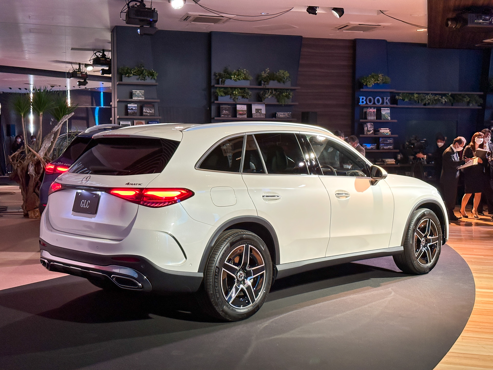 新型GLCのボディサイズは4725×1890×1635mm（全長×全幅×全高）で、最小回転半径はリアアクスルステアリング装着車で5.1m（非装着車で5.5m）を実現する。エクステリアには片側130万画素の高機能ヘッドライトなどが採用された