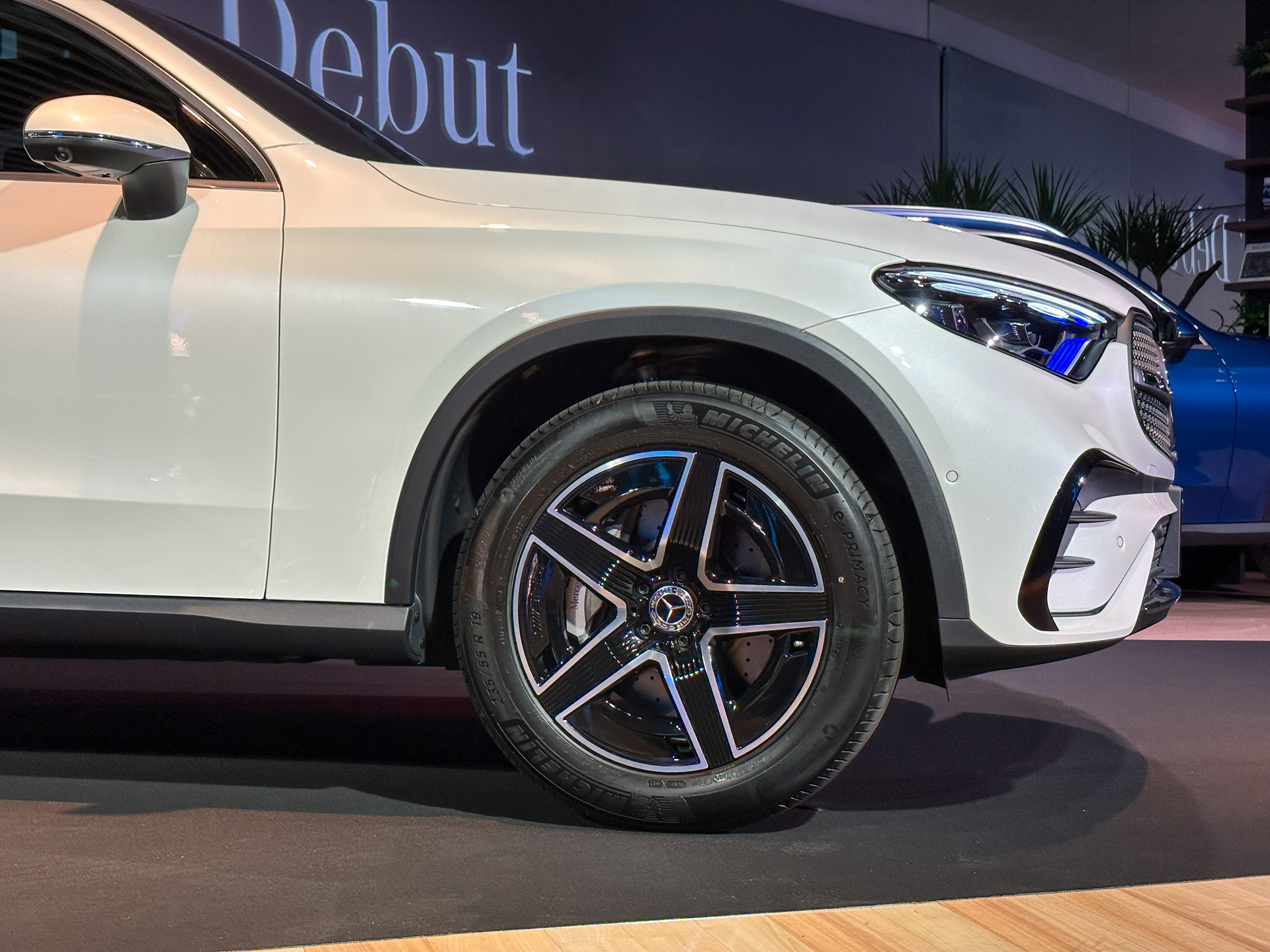 新型GLCのボディサイズは4725×1890×1635mm（全長×全幅×全高）で、最小回転半径はリアアクスルステアリング装着車で5.1m（非装着車で5.5m）を実現する。エクステリアには片側130万画素の高機能ヘッドライトなどが採用された