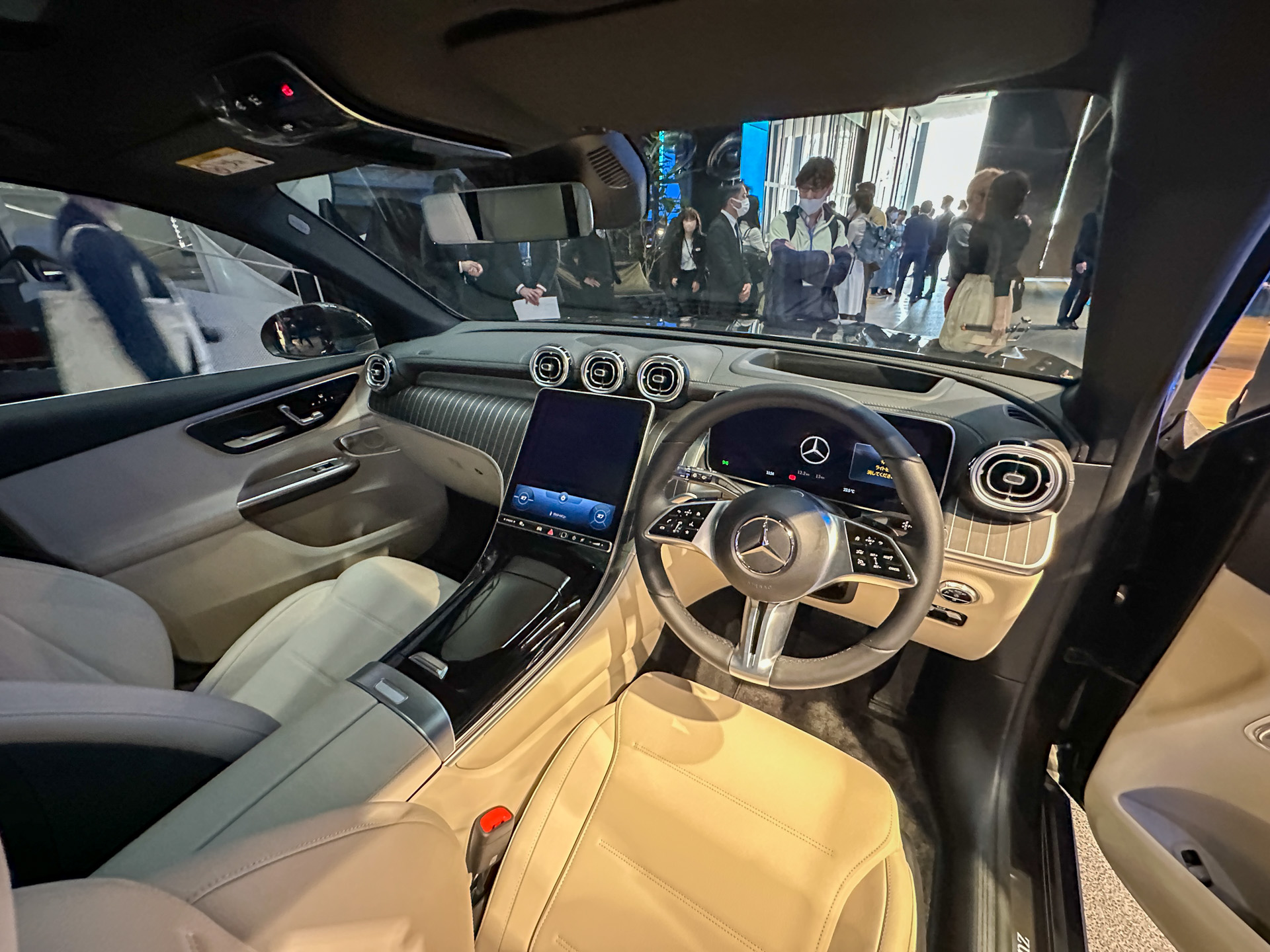 インテリアでは、縦型11.9インチのメディアディスプレイを採用。SUV初AR（拡張現実）ナビゲーション、生体認証（指紋、声）によるシートポジションなどを設定している