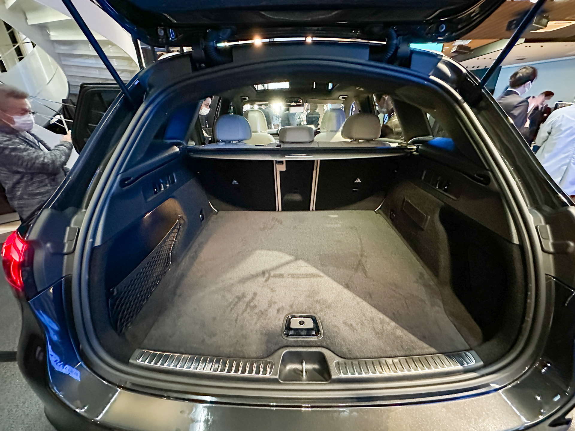 インテリアでは、縦型11.9インチのメディアディスプレイを採用。SUV初AR（拡張現実）ナビゲーション、生体認証（指紋、声）によるシートポジションなどを設定している