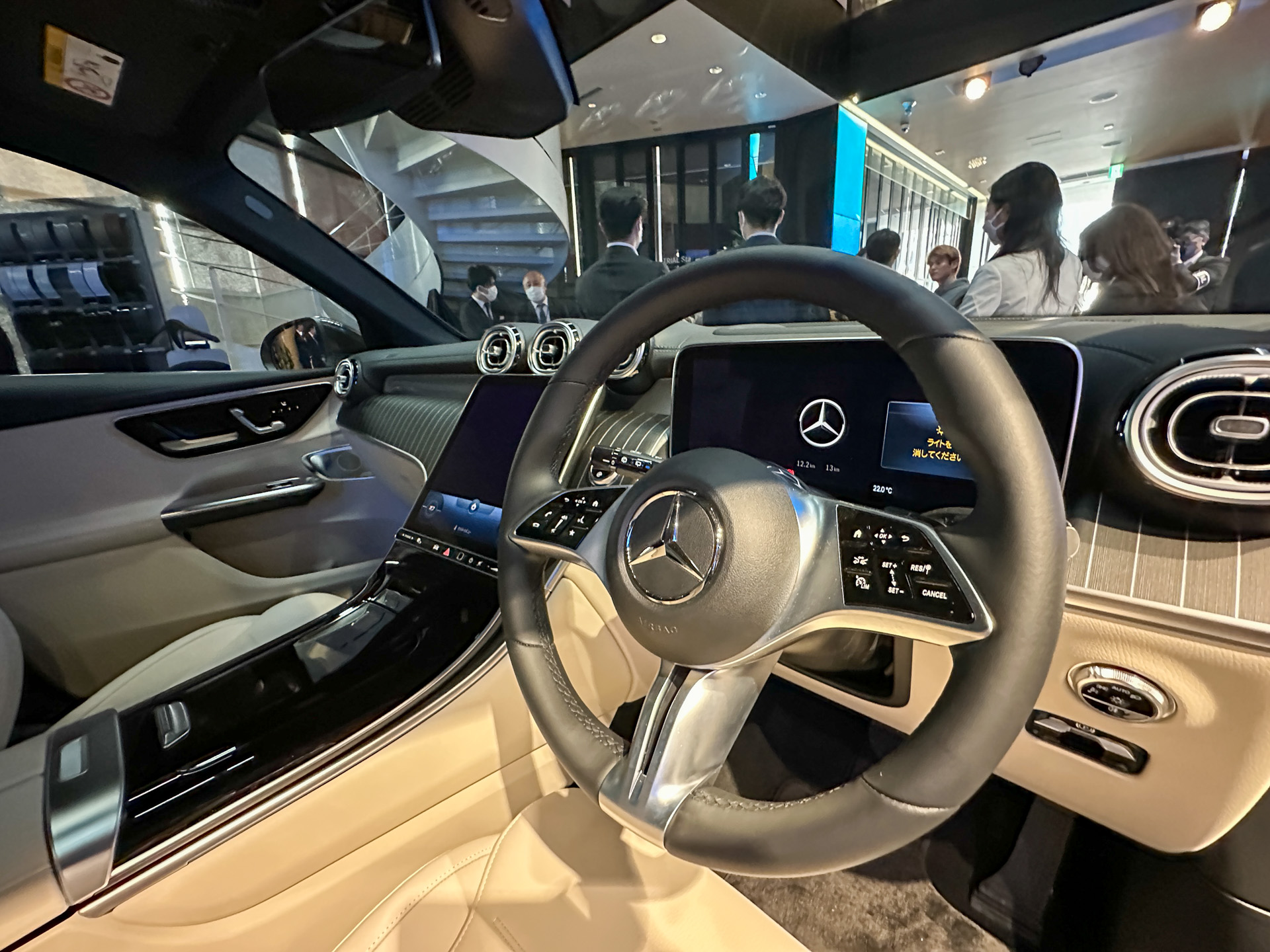 インテリアでは、縦型11.9インチのメディアディスプレイを採用。SUV初AR（拡張現実）ナビゲーション、生体認証（指紋、声）によるシートポジションなどを設定している