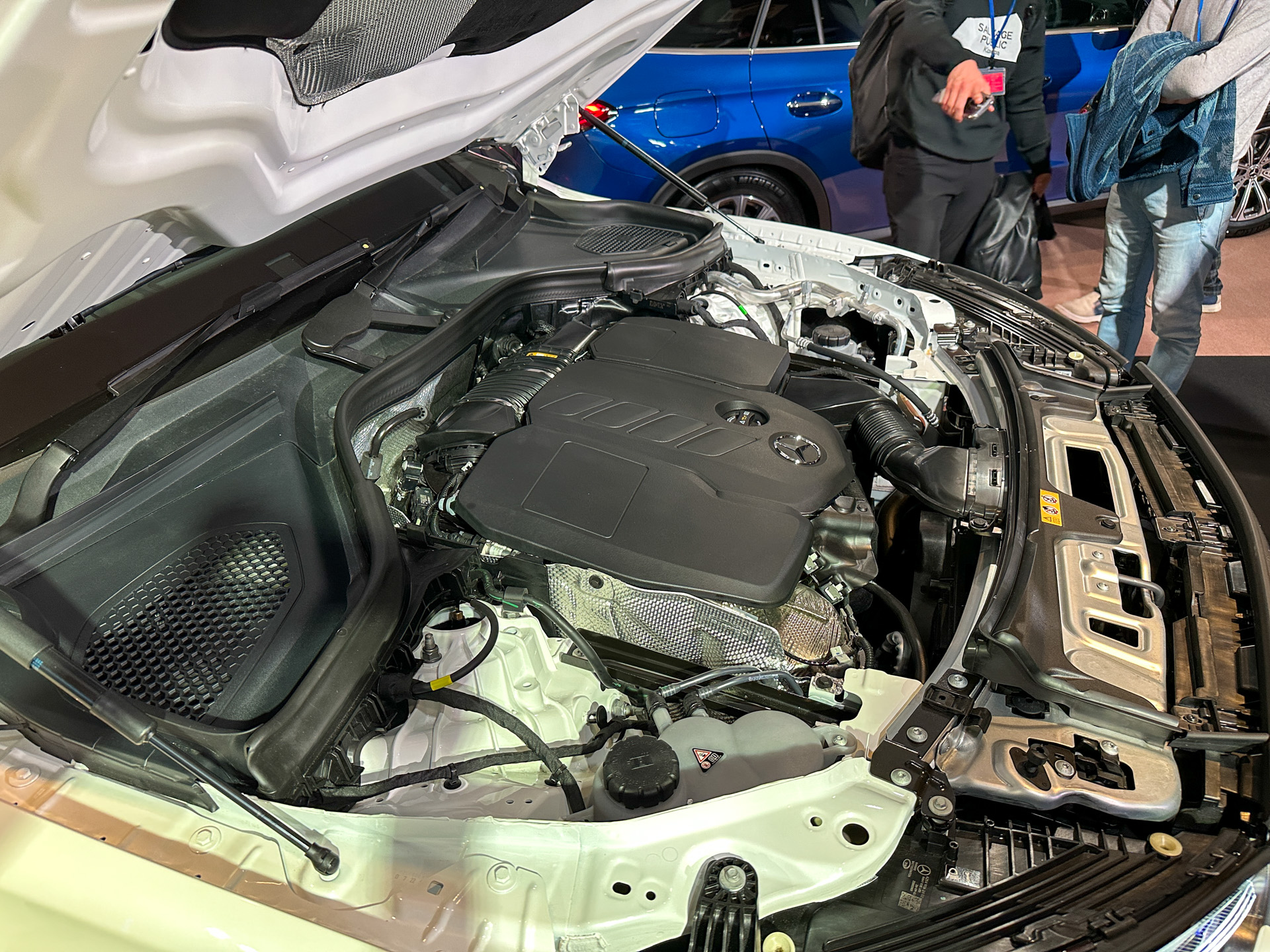 GLC 220 d 4MATICは、145kW（197PS）、440Nm を発生する直列4気筒2.0リッターターボディーゼルエンジンの「OM654M」を採用。エンジンとトランスミッションの間に配置されるマイルドハイブリッドシステム「ISG」により短時間に最大で17kW（23PS）、200Nmのブーストが可能。WLTCモード燃費は18.0km/Lと先代モデル比で燃費を19％改善させたとしている