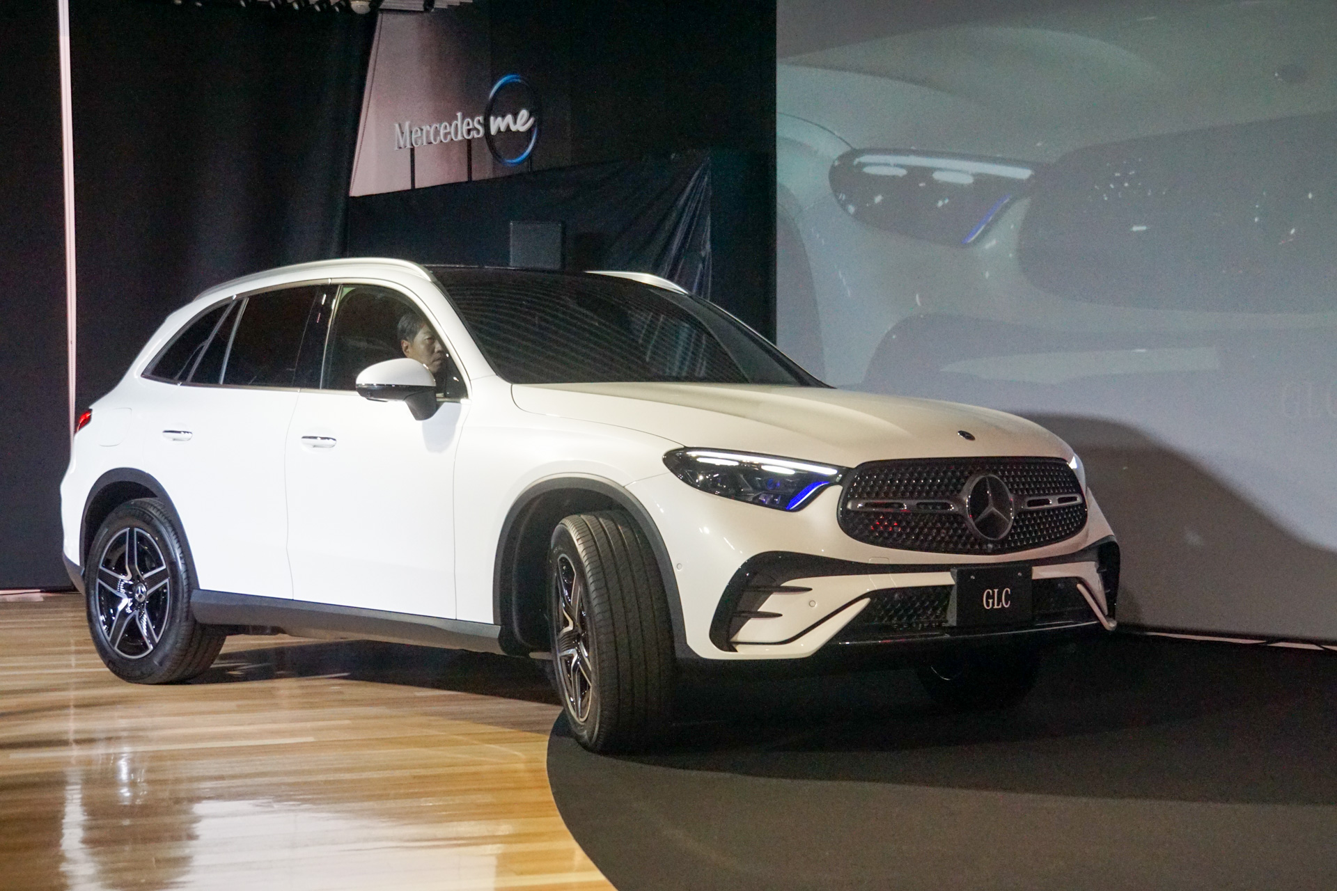 上野社長が新型GLCに乗って登場