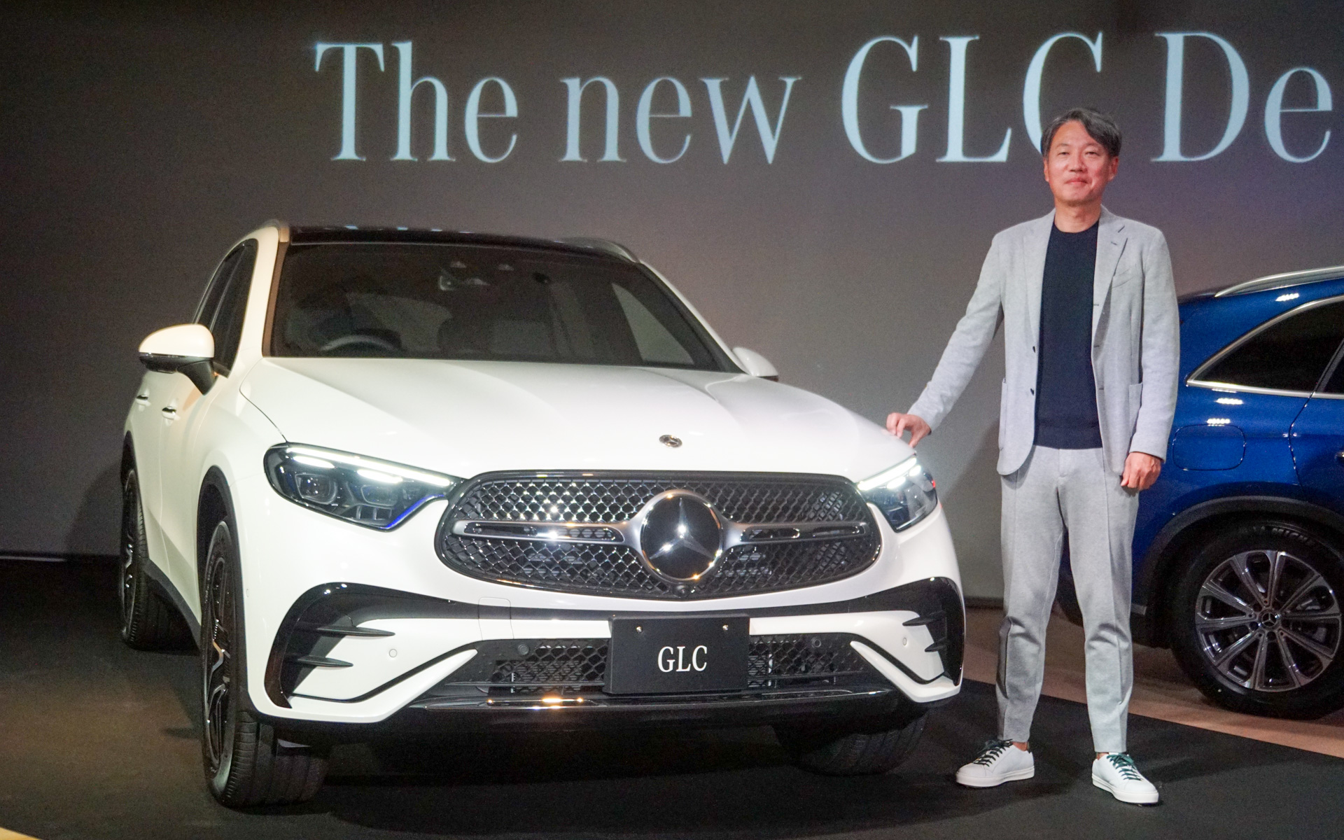 フルモデルチェンジした新型「GLC」とメルセデス・ベンツ日本 代表取締役社長兼CEOの上野金太郎氏