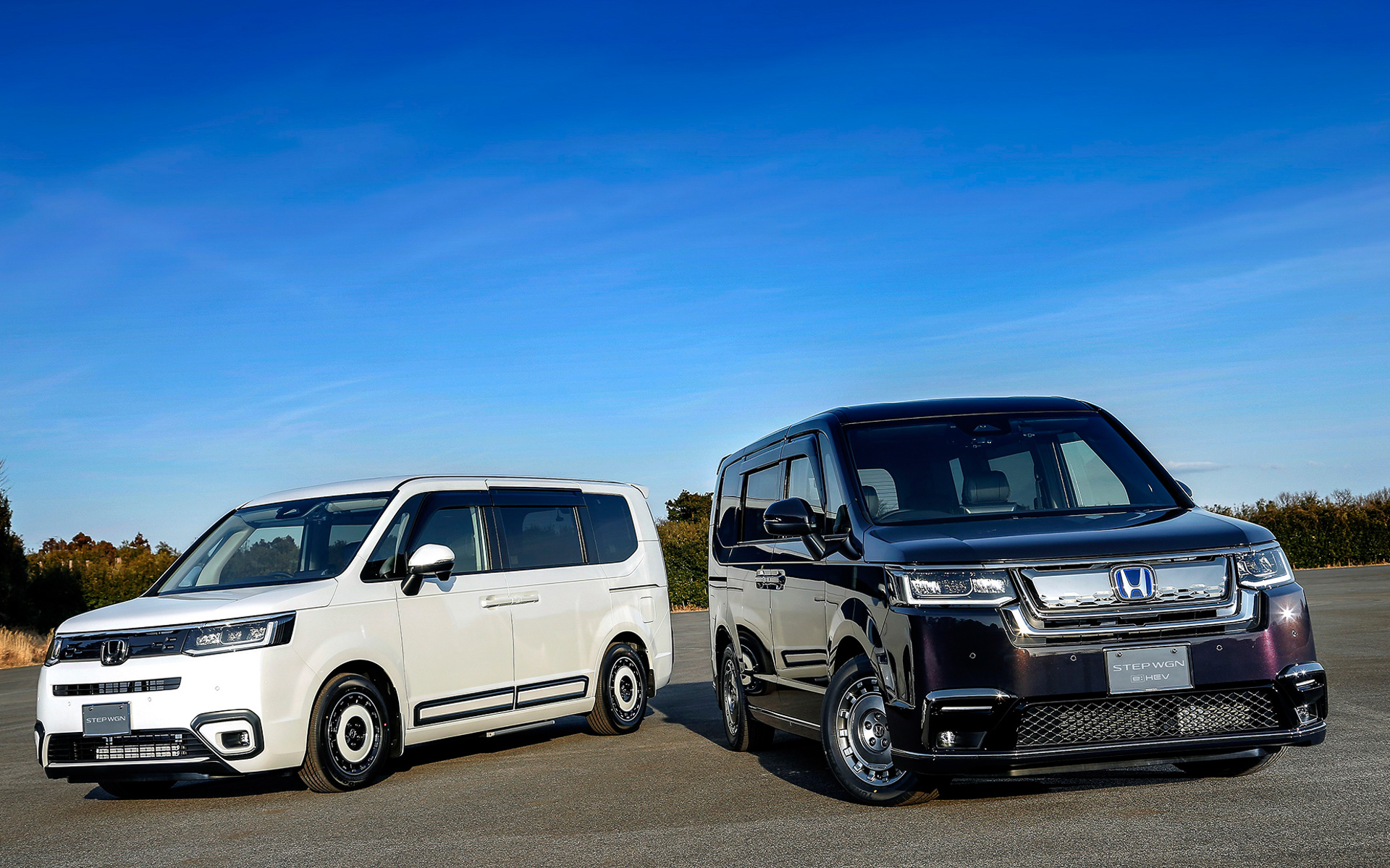 展示予定車両：STEP WGN e:HEV AIR（2列目ベンチシート8人乗り/フィヨルドミスト･パール）キャンプ仕様、STEP WGN e:HEV SPADA（2列目キャプテンシート7人乗り/スーパープラチナグレー･メタリック）車中泊仕様