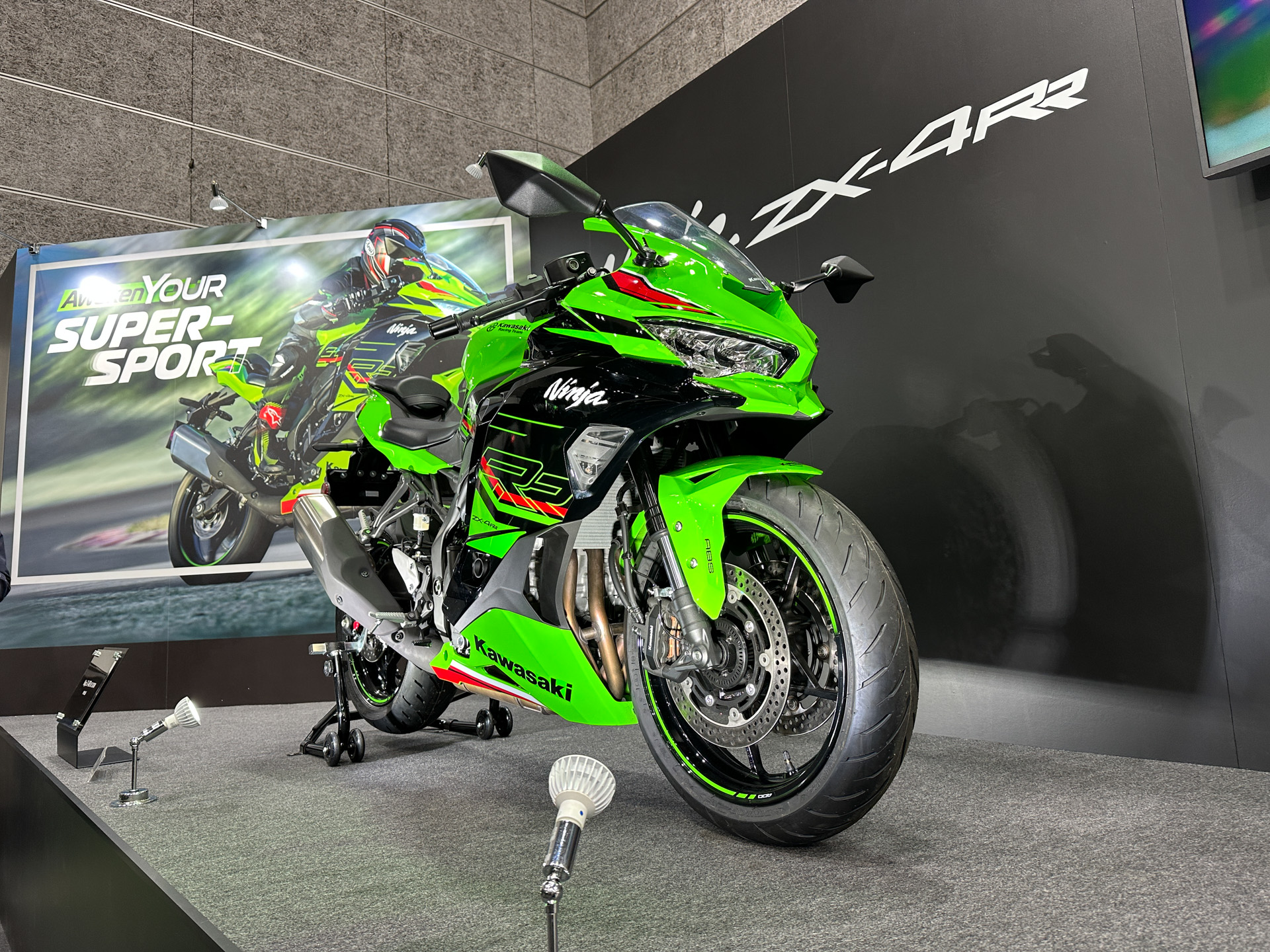 新開発の4気筒399ccエンジンを搭載する「Ninja ZX-4RR」も日本初公開された