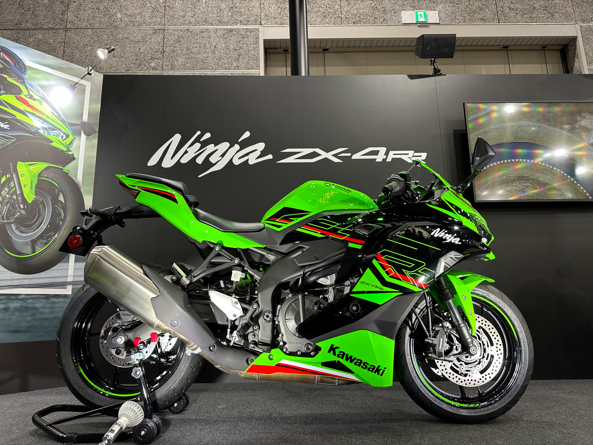 新開発の4気筒399ccエンジンを搭載する「Ninja ZX-4RR」も日本初公開された