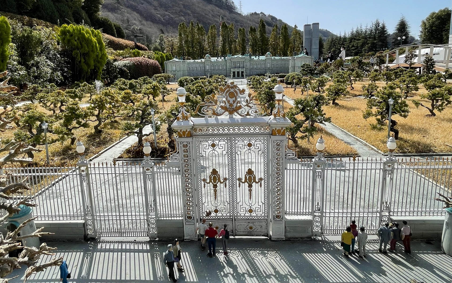 ゲートから迎賓館を覗く。威厳のある建物だけど親しみもあります。もちろん見学者も25分の1です